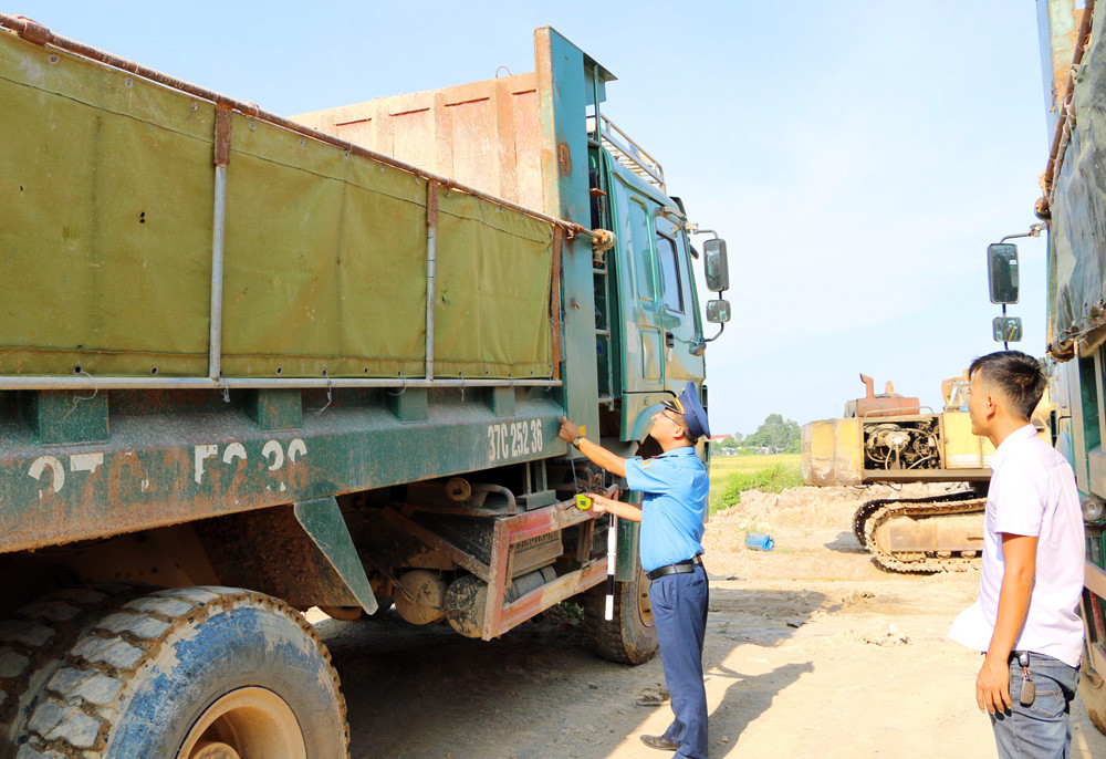 Lực lượng Thanh tra giao thông kiểm tra 1 phương tiện vi phạm sau khi hạ tải. Ảnh: Nguyễn Hải