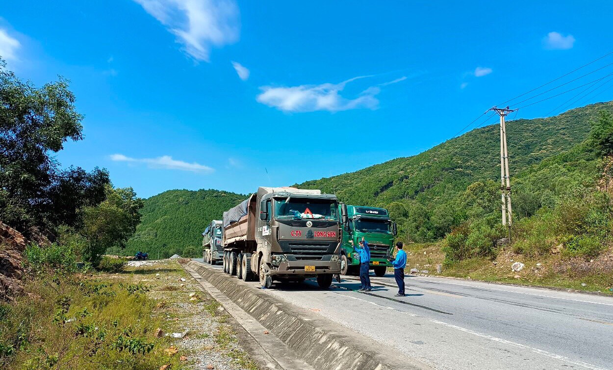 Đoàn kiểm tra Sở Giao thông Vận tải kiểm tra xe quá tải trọng tại đường... Ảnh: CTV