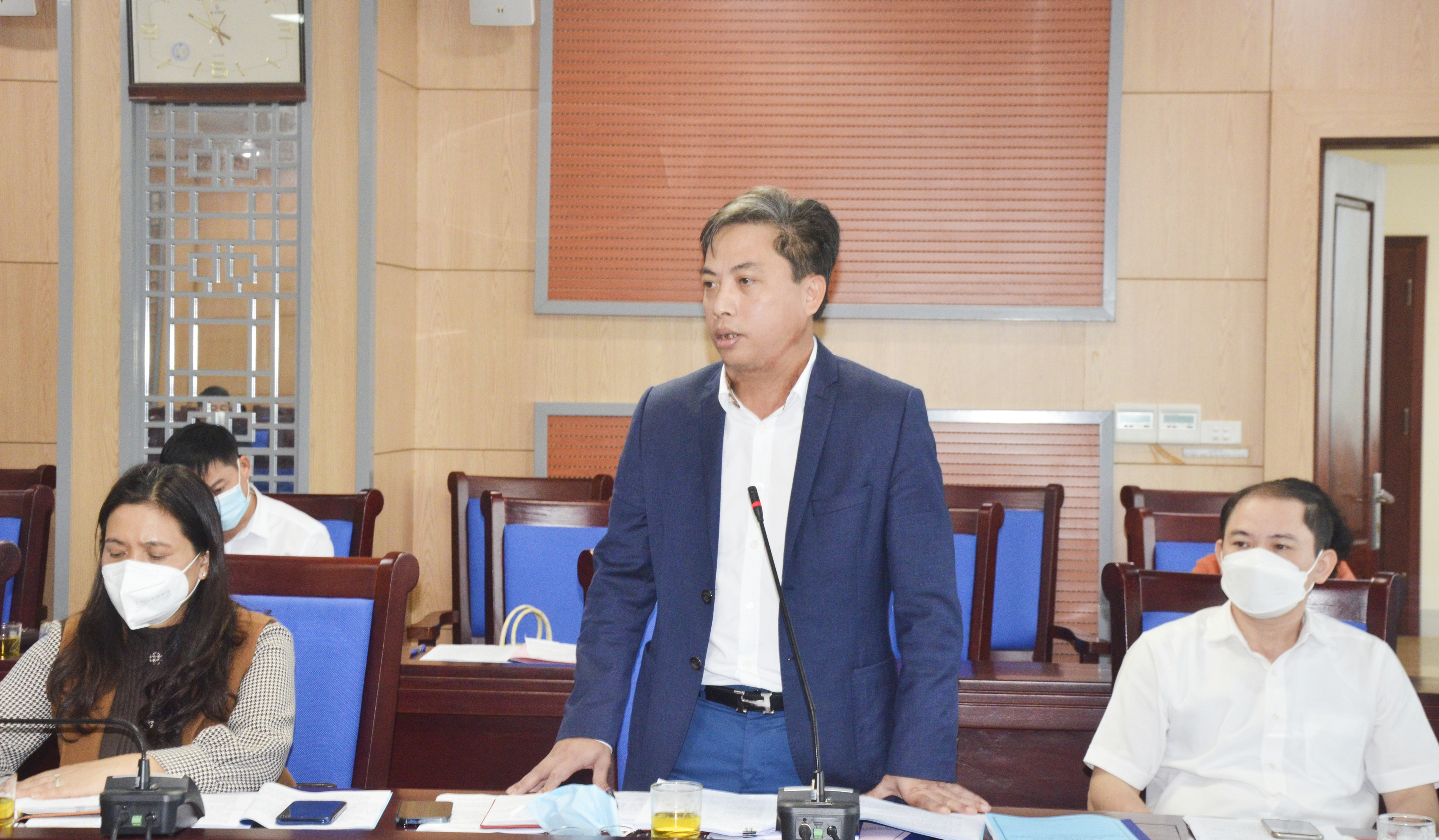 Phó Giám đốc Sở Tài chính Nguyễn Thanh Tùng làm rõ các quy định ban hành về mức thu phí. Ảnh: Thanh Lê