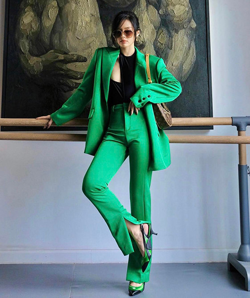 Khánh Linh diện nguyên bộ suit gam màu hot trend.