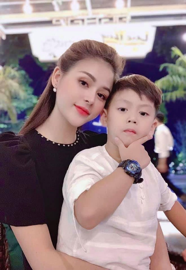 Thu Trang và con trai.
