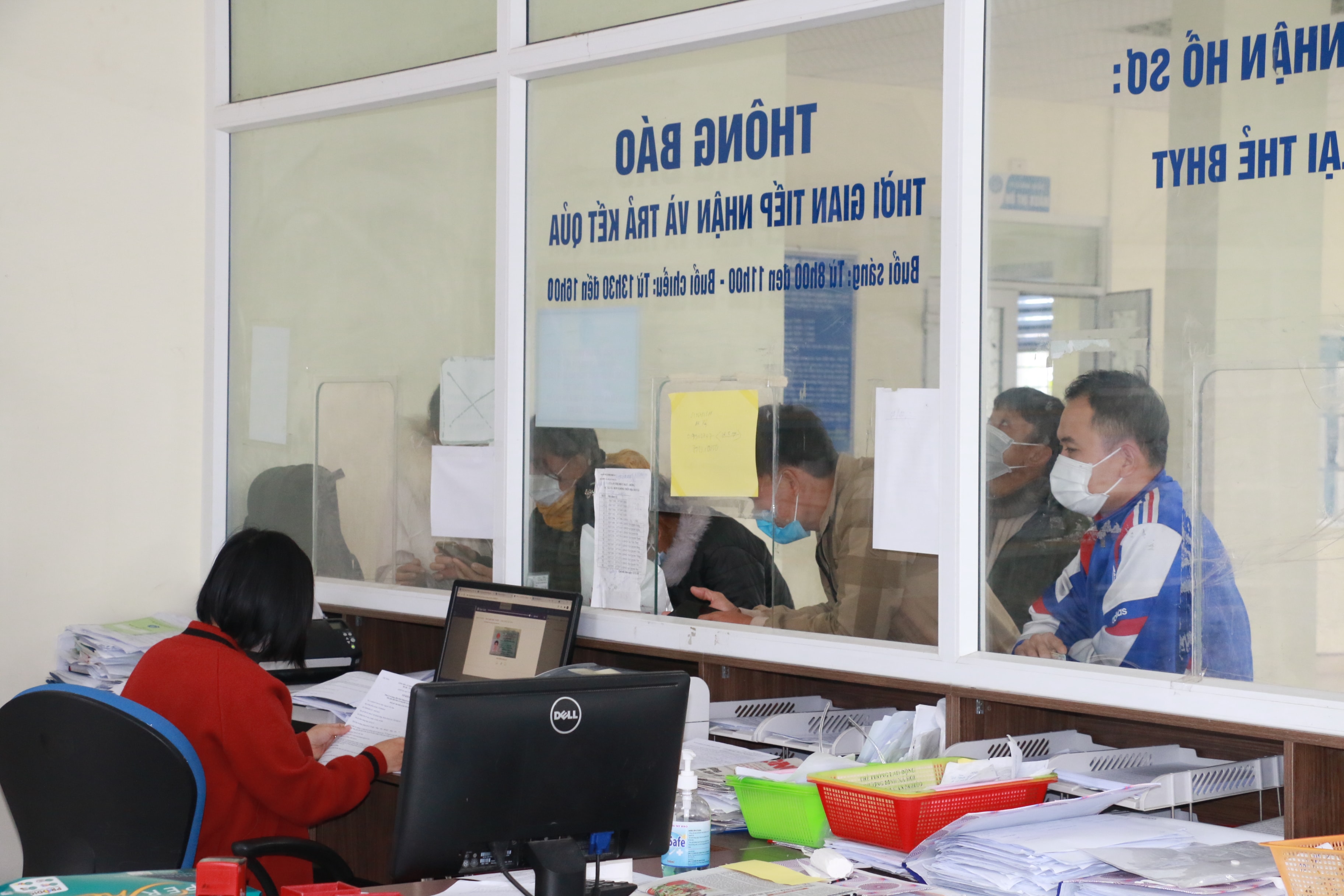 Gia tăng số lao động đến giải quyết chế độ BHXH 1 lần tại các địa phương trong năm 2021. Ảnh: Mỹ Hà