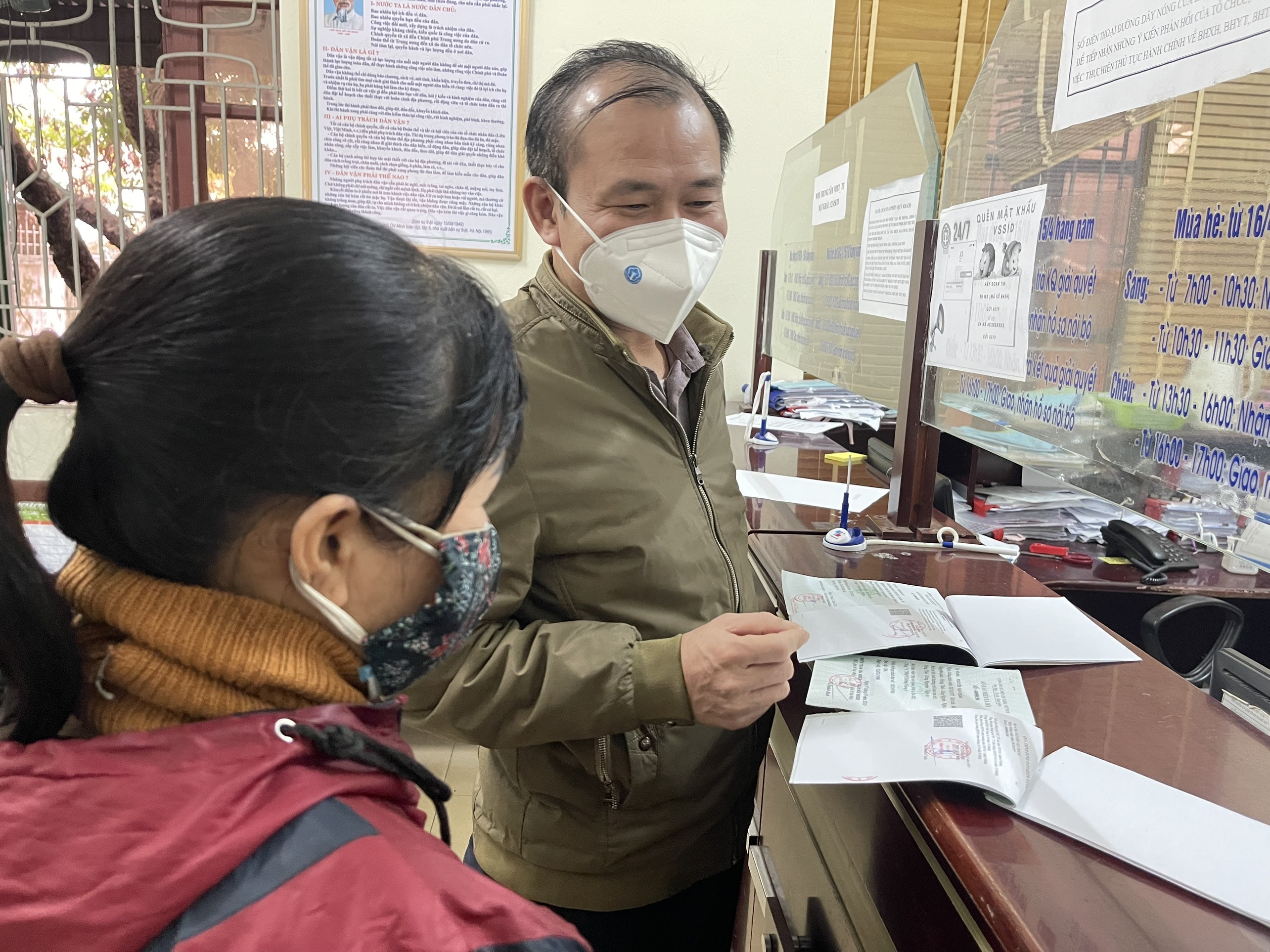 Tư vấn cho người lao động tại cơ quan BHXH Hưng Nguyên. Ảnh: Mỹ Hà