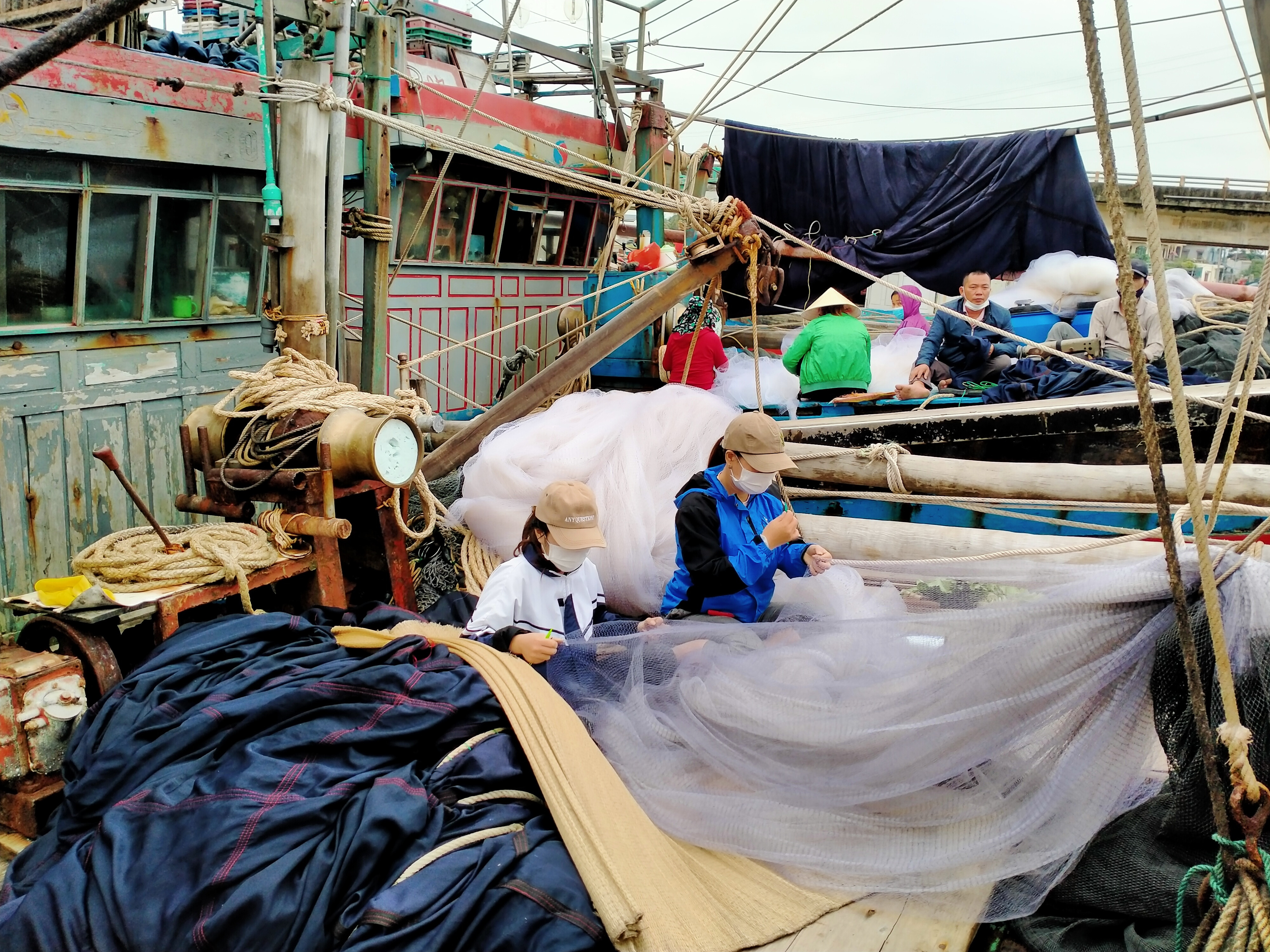 Ngư dân Sơn Hải tu sửa lại ngư lưới cụ sau mỗi chuyến biển. Ảnh Việt Hùng