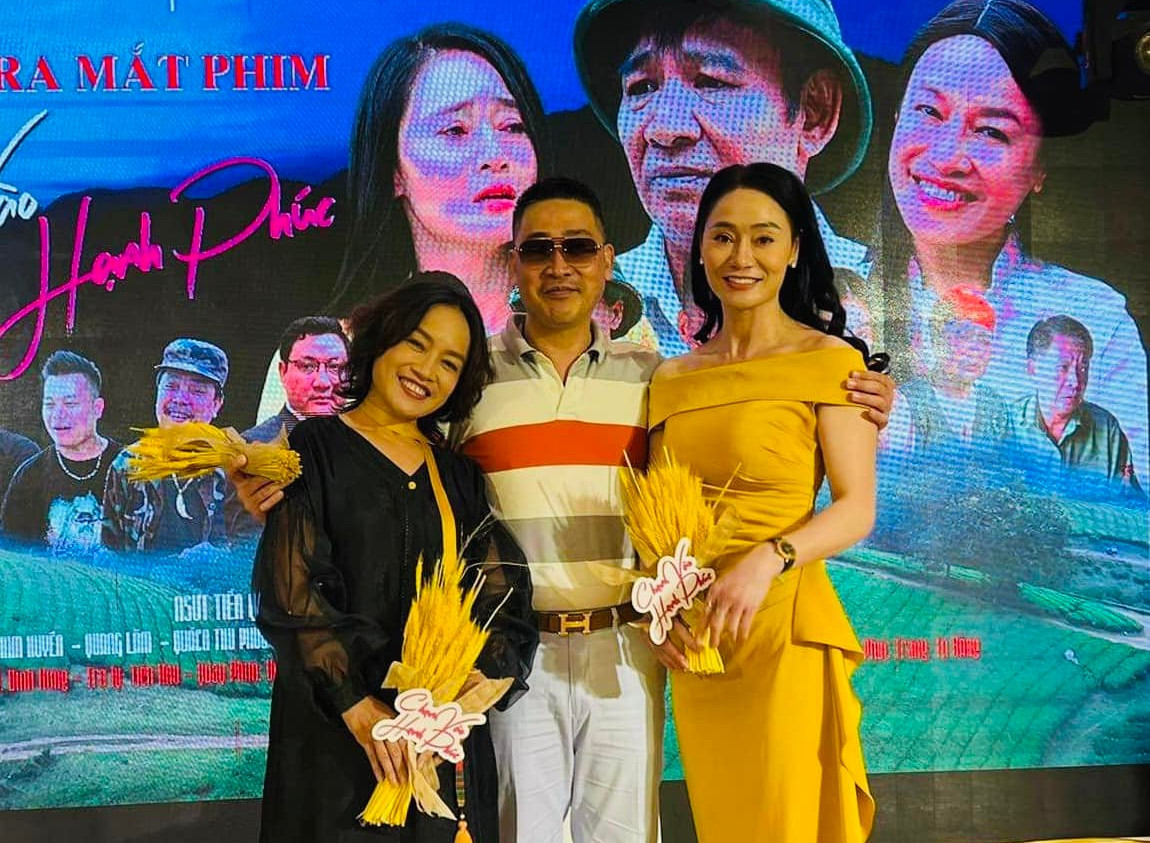 Nghệ sĩ Tú Oanh, Quách Thu Phương cùng Hồ Phong tái ngộ trong họp báo ra mắt phim. Ảnh: ĐLP.