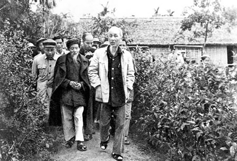 Bác Hồ về thăm Hoàng Trù quê ngoại năm 1961. Ảnh: Tư liệu