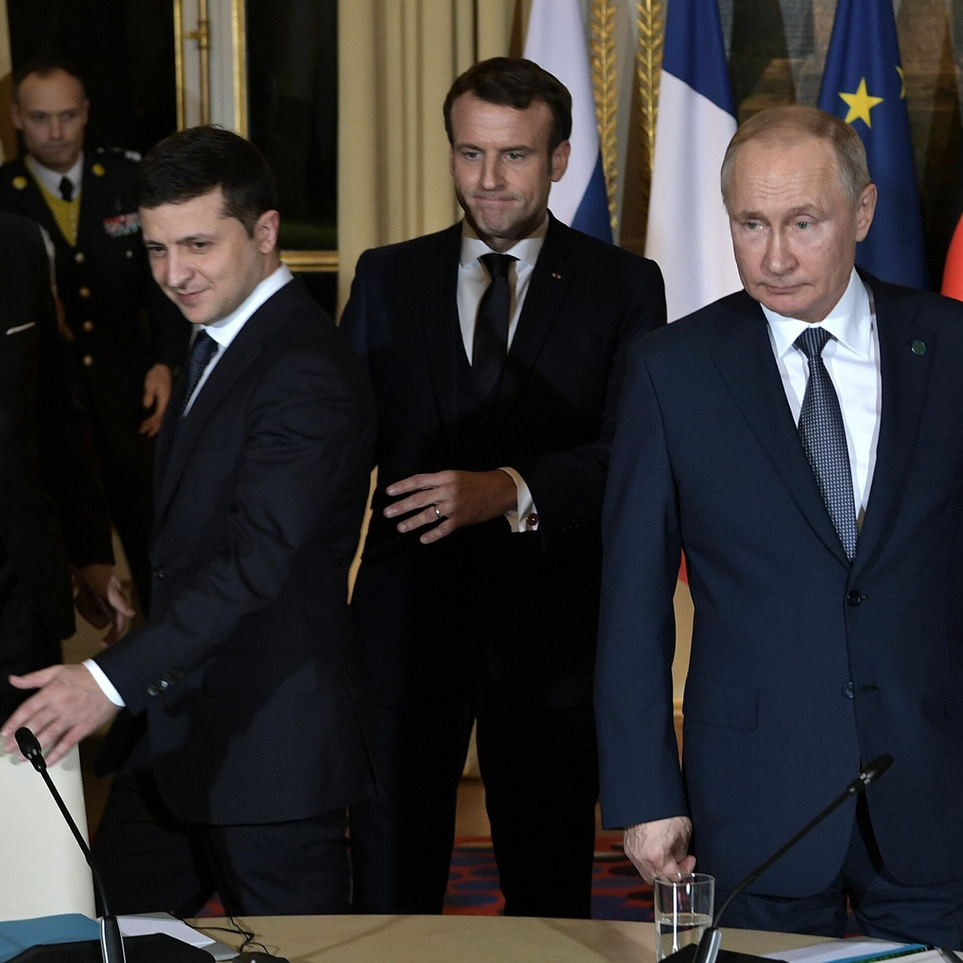 Tổng thống Ukraine Vladimir Zelenskiy (ngoài cùng bên trái), Tổng thống Pháp Emmanuel Macron và Tổng thống Nga Vladimir Putin. Ảnh: AP
