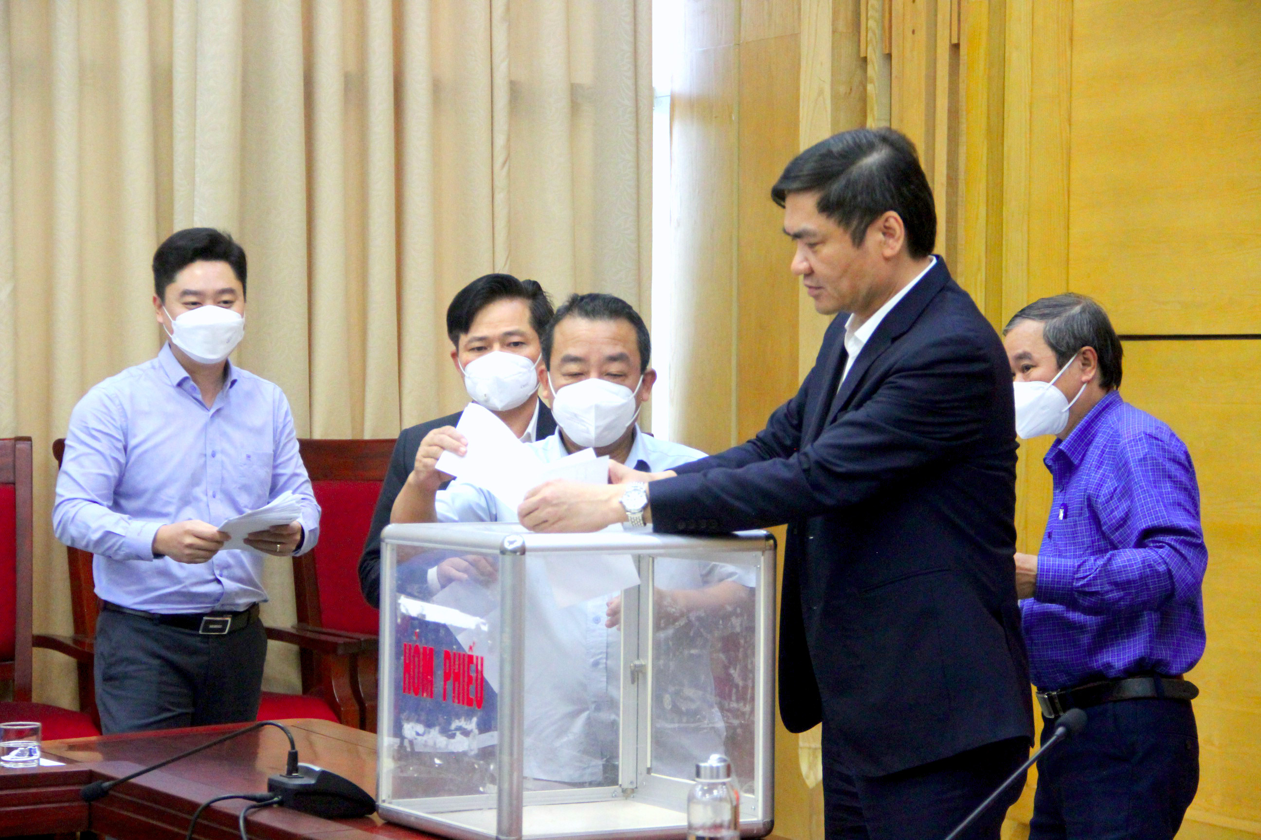 Các đại biểu bỏ phiếu công nhận T.X Hoàng Mai đạt chuẩn NTM năm 2020. Ảnh: Quang An