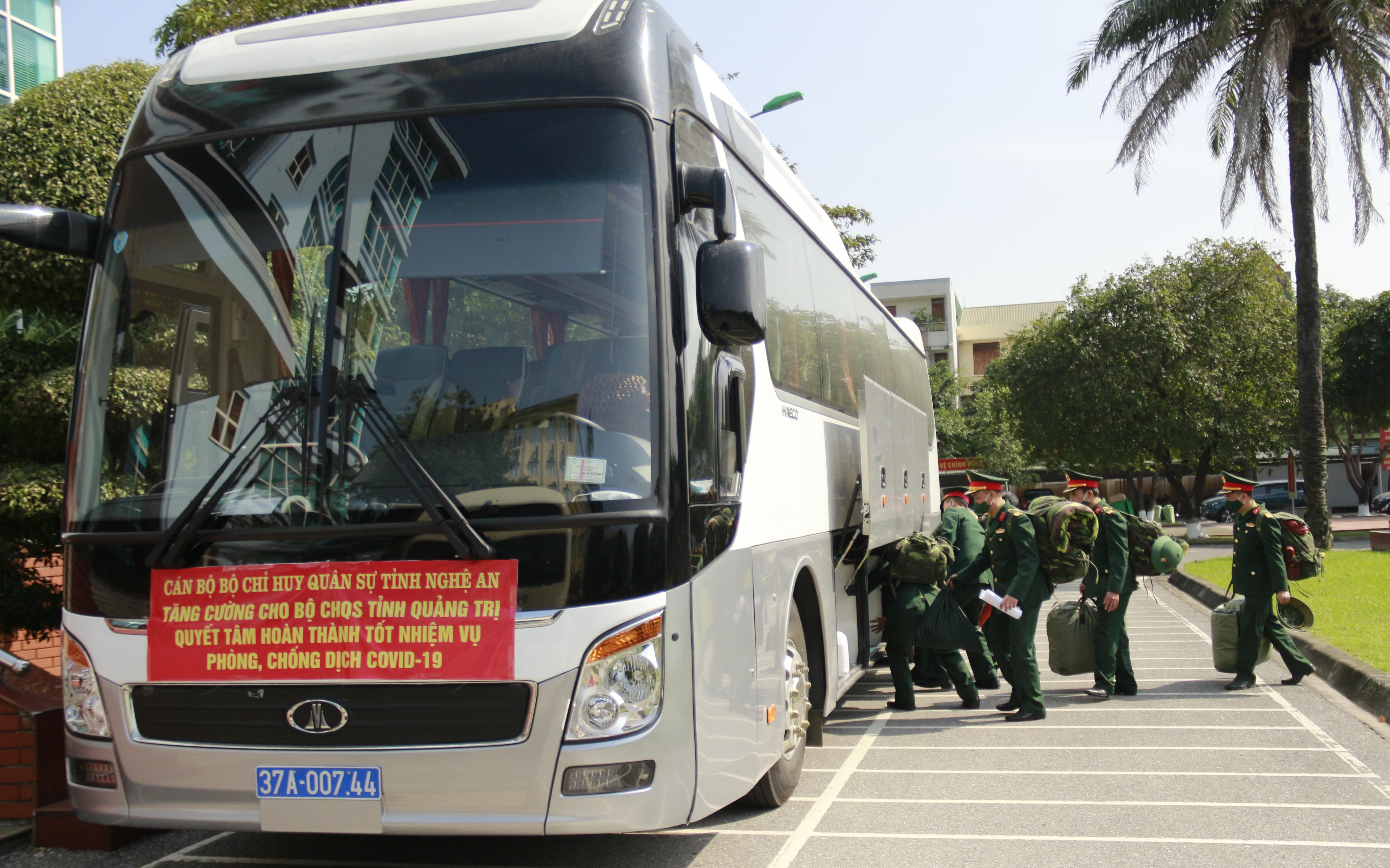 Bộ CHQS tỉnh Nghệ An điều động 100 đồng chí cán bộ, QNCN tăng cường cho Bộ CHQS tỉnh Quảng Trị phòng, chống dịch Covid 19. Ảnh: Hải Hoàng
