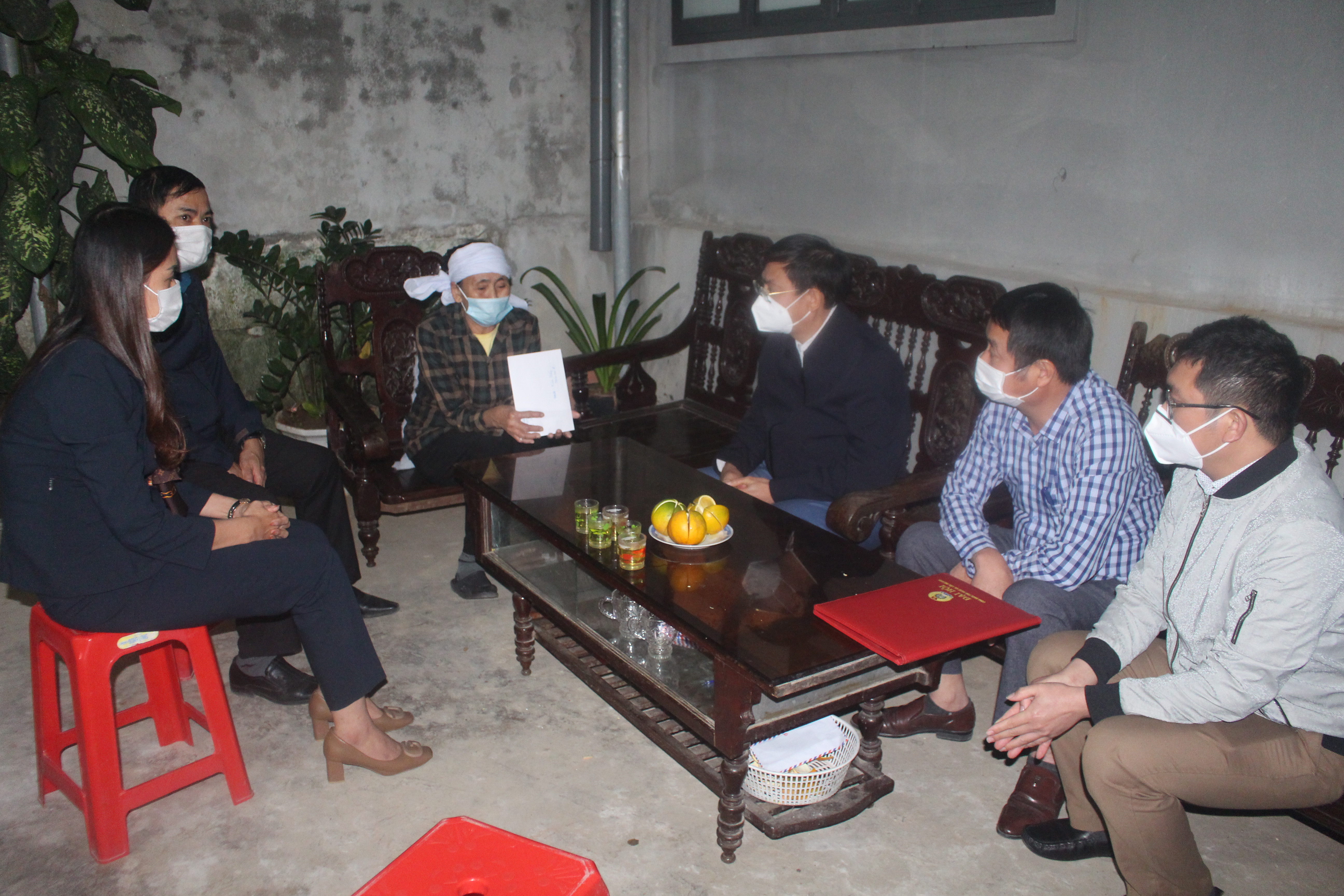 Đoàn công tác của huyện Quỳnh Lưu thăm hỏi, động viên gia đình thuyền viên mất tích. Ảnh Việt Hùng