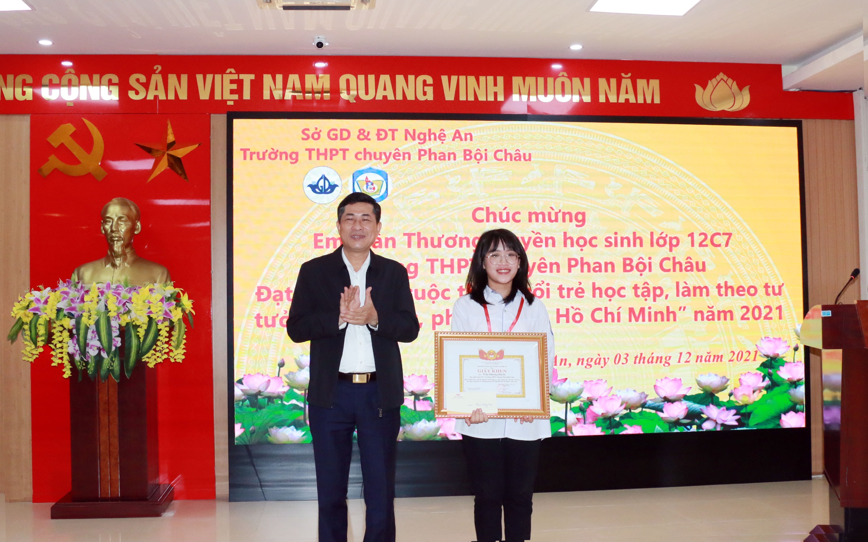 Giám đốc Sở Giáo dục và Đào tạo Thái Văn Thành trao tặng Giấy khen của Sở cho em Trần Thương Huyền. Ảnh: MH.