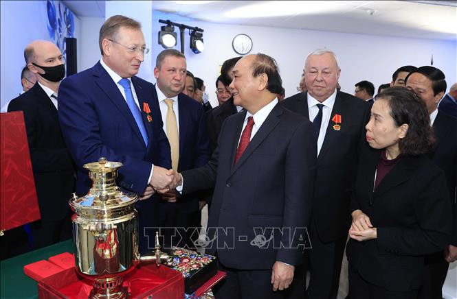 Chủ tịch nước Nguyễn Xuân Phúc thăm Công ty Zarubezhneft và gặp gỡ các thế hệ lãnh đạo, chuyên gia trong Liên doanh Vietsovpetro nhân kỷ niệm 40 năm thành lập, chiều 2/12/2021(theo giờ địa phương), tại Thủ đô Moskva. Ảnh: Thống Nhất/TTXVN