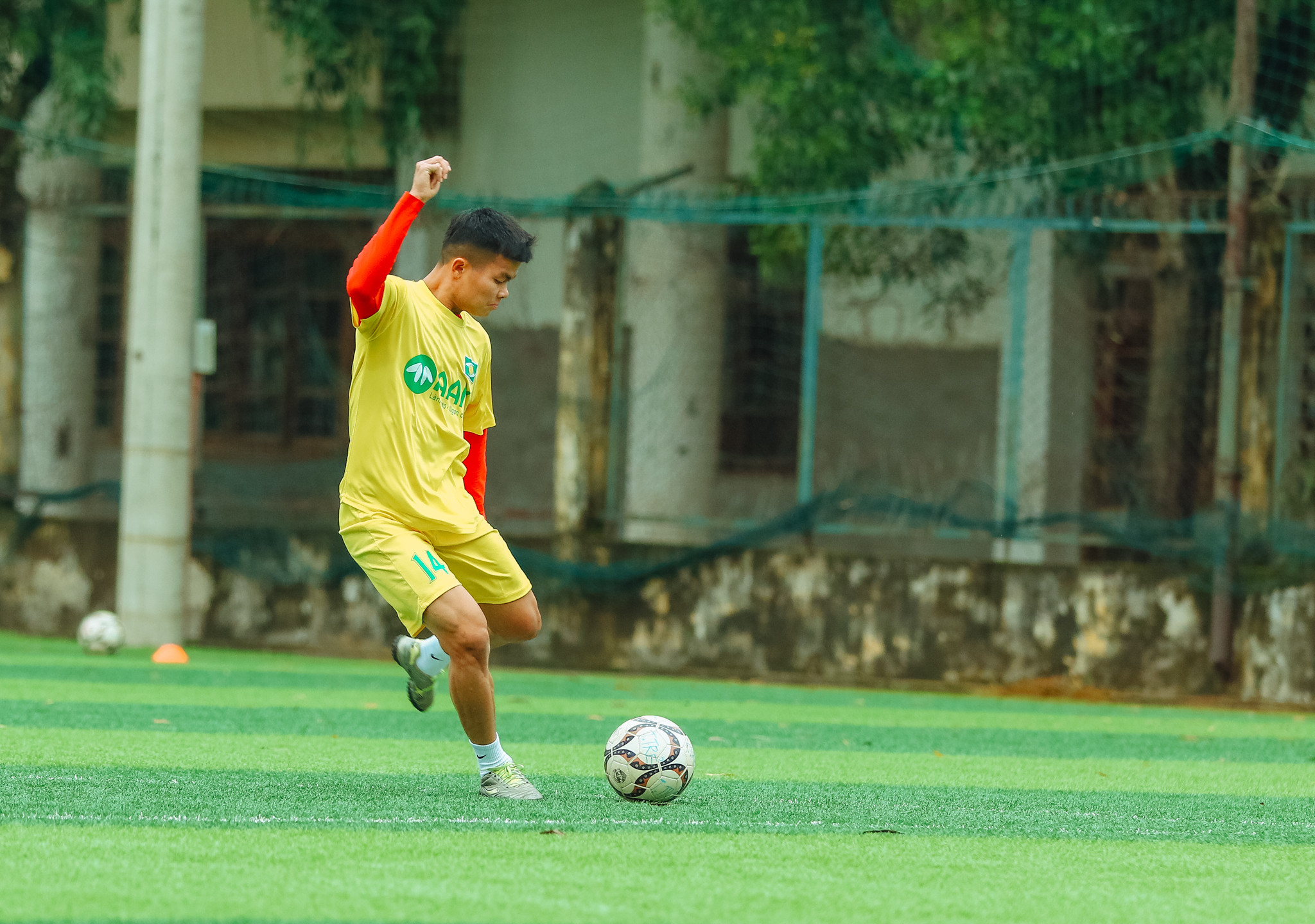 Tiền vệ Trần Mạnh Quỳnh đóng góp 2 bàn thắng trong trận đấu này cho U21 SLNA. Ảnh: ĐA
