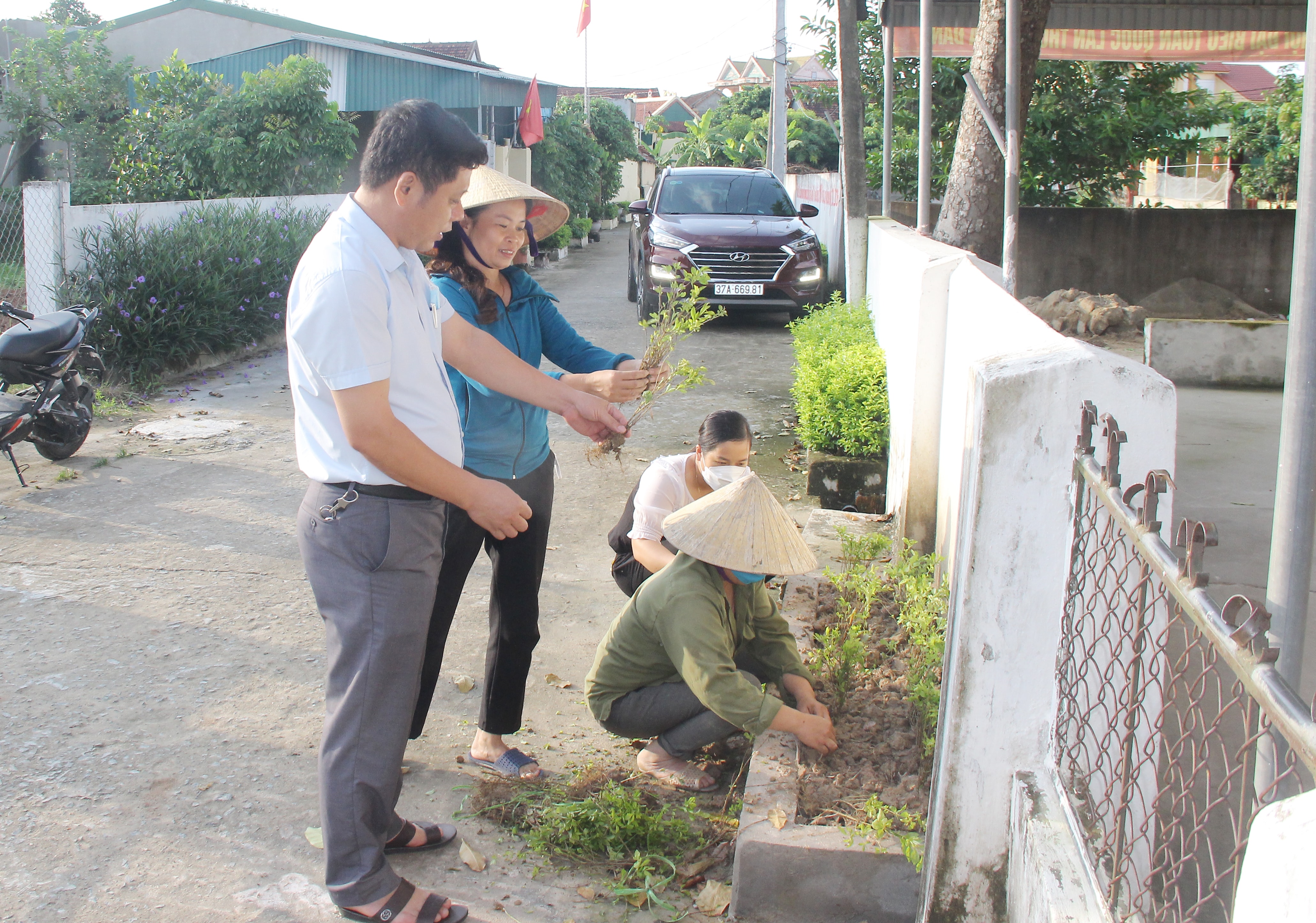 Các chị phụ nữ ở các xóm thuộc xã Nam Giang, huyện Nam Đàn đảm nhận việc trồng và chăm sóc cây xanh, tạo cảnh quan môi trường nông thôn xanh - sạch - đẹp. Ảnh: Mai Hoa