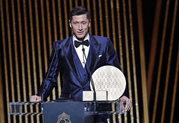 Lewandowski nhận giải thưởng an ủi - Tiền đạo hay nhất năm - trong Gala trao giải Quả Bóng Vàng 2021 tại Nhà hát Chatelet, Paris hôm 29/11. Ảnh: Reuters