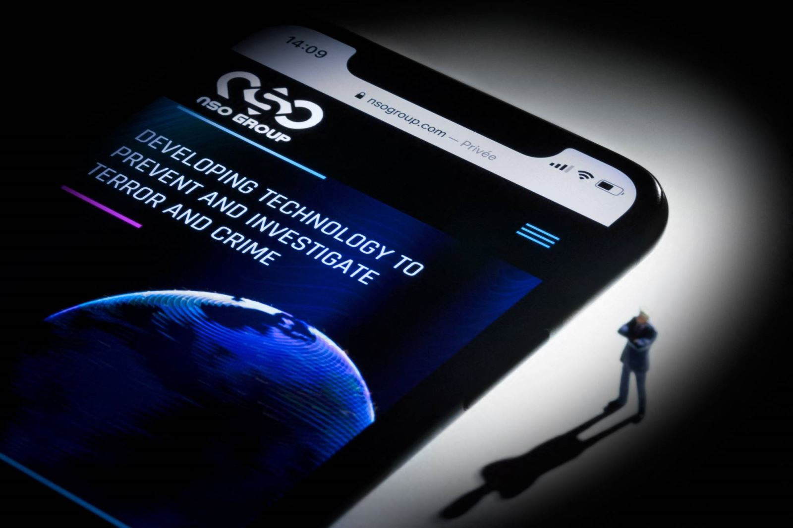Hình ảnh mô phỏng một chiếc điện thoại thông minh với trang web của công ty NSO hiện trên màn hình. Ảnh: AFP