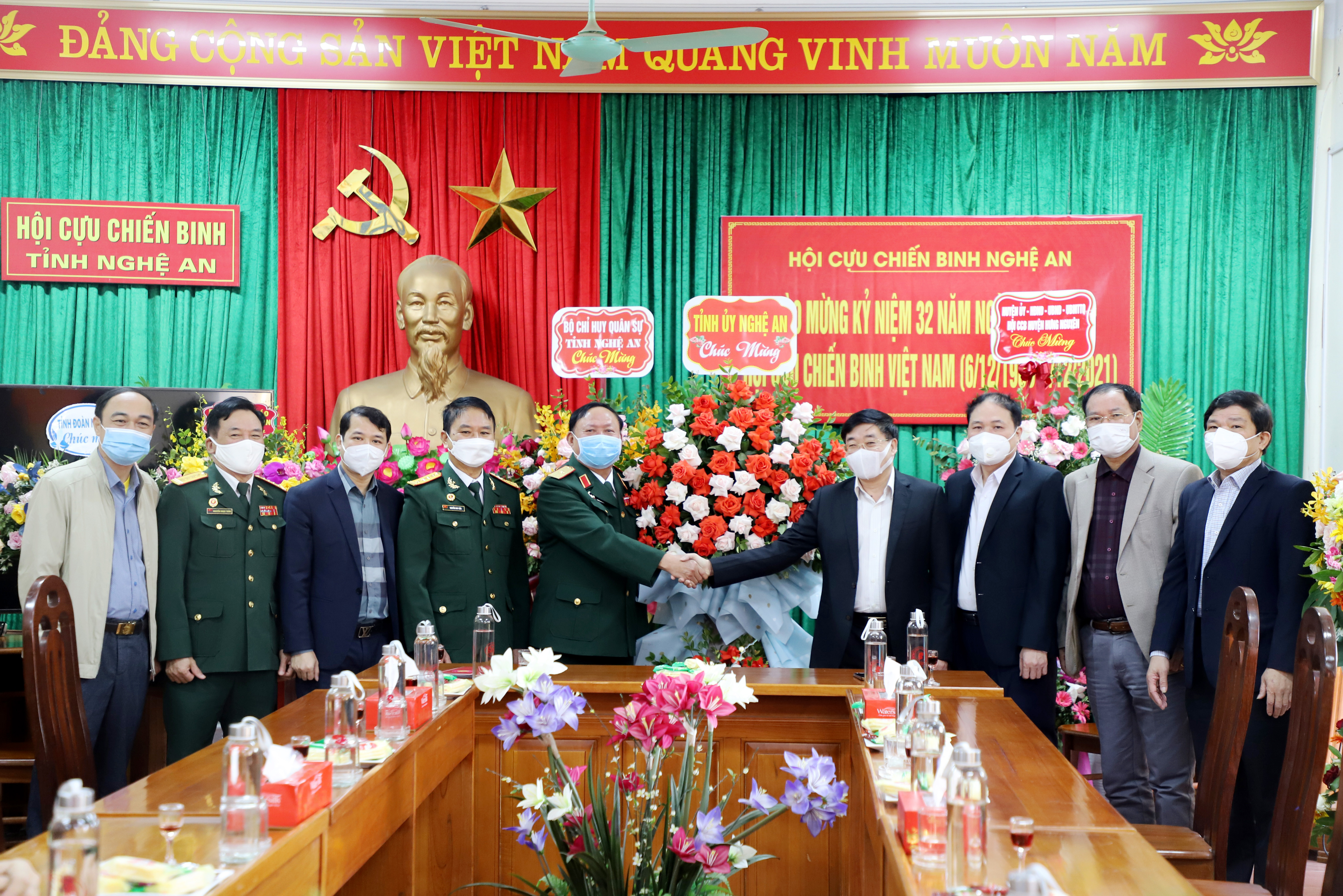Thường trực Tỉnh ủy chúc mừng Hội Cựu chiến binh tỉnh nhân kỷ niệm 32 năm ngày thành lập Hội Cựu chiến binh Việt Nam. Ảnh: Phạm Bằng