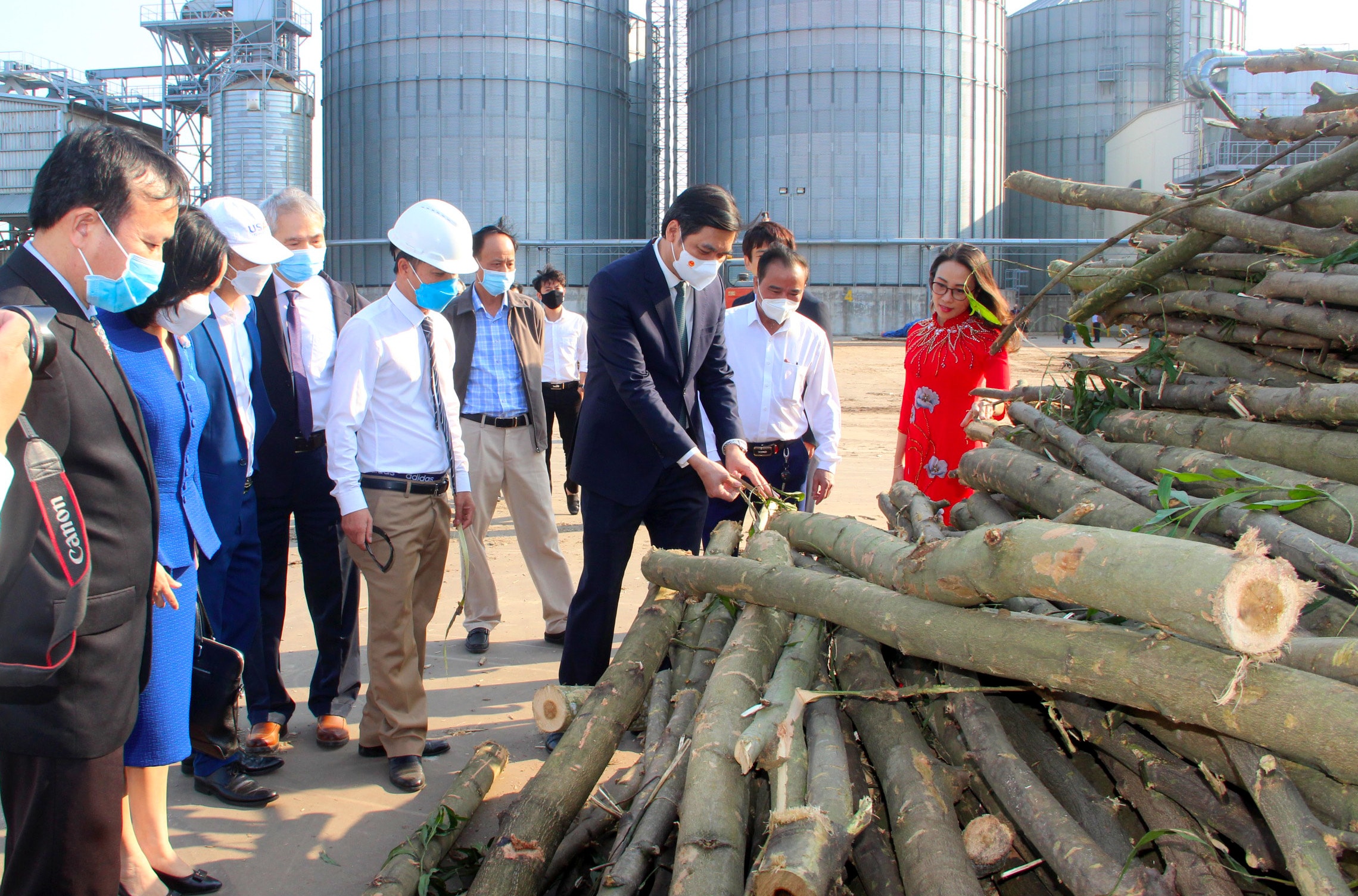 Lãnh đạo tỉnh kiểm tra khu vực nguyên liệu của nhà máy. Ảnh: Quang An