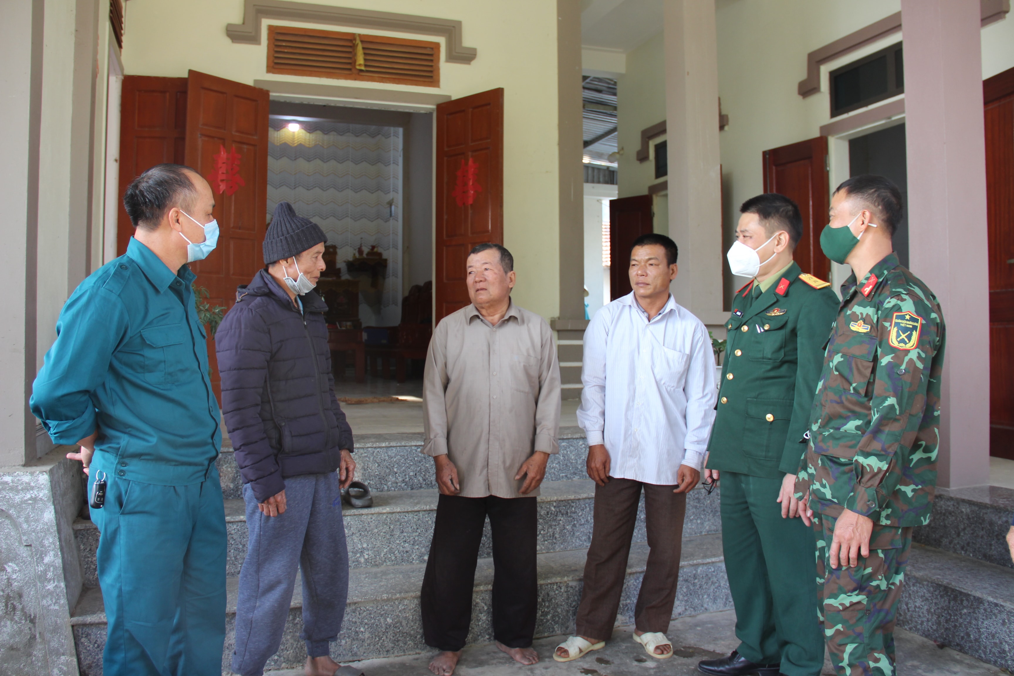 Ban chỉ huy Quân sự Thị xã Hoàng Mai thăm hỏi, động viên ông Nguyễn Duy Phổ (giữa) và gia đình. Ảnh: Hoài Thu