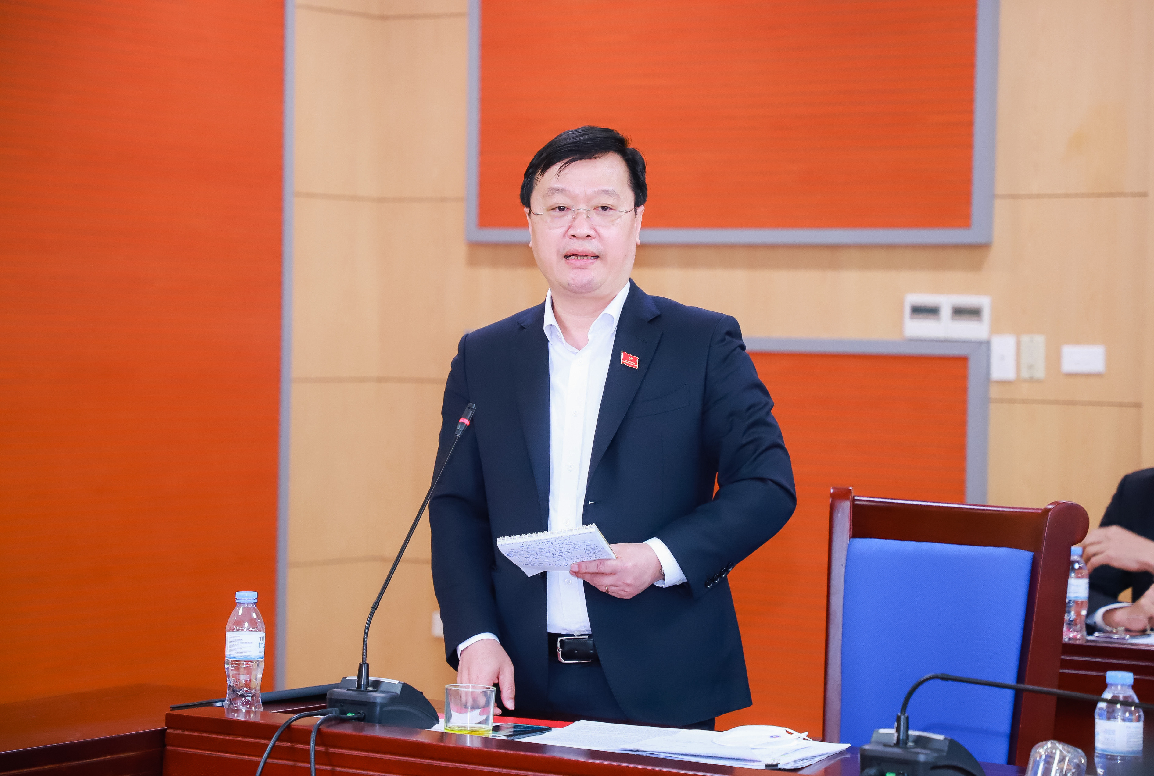 Chủ tịch UBND tỉnh Nguyễn Đức Trung phát biểu tại thảo luận Tổ 1. Ảnh Thành Duy.