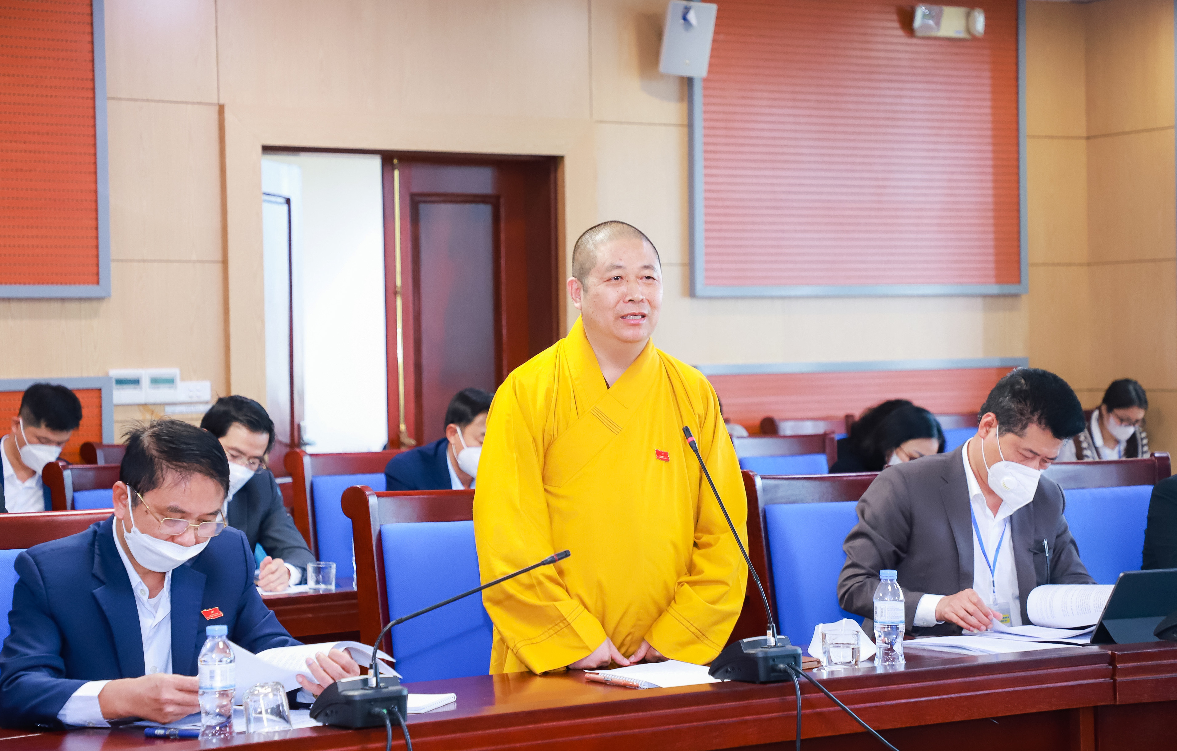 Thượng tọa Thích Thọ Lạc - Phó Trưởng ban Thường trực Ban Trị sự Giáo hội Phật giáo Việt Nam tỉnh Nghệ An phát biểu tại thảo luận Tổ 1. Ảnh Thành Duy.