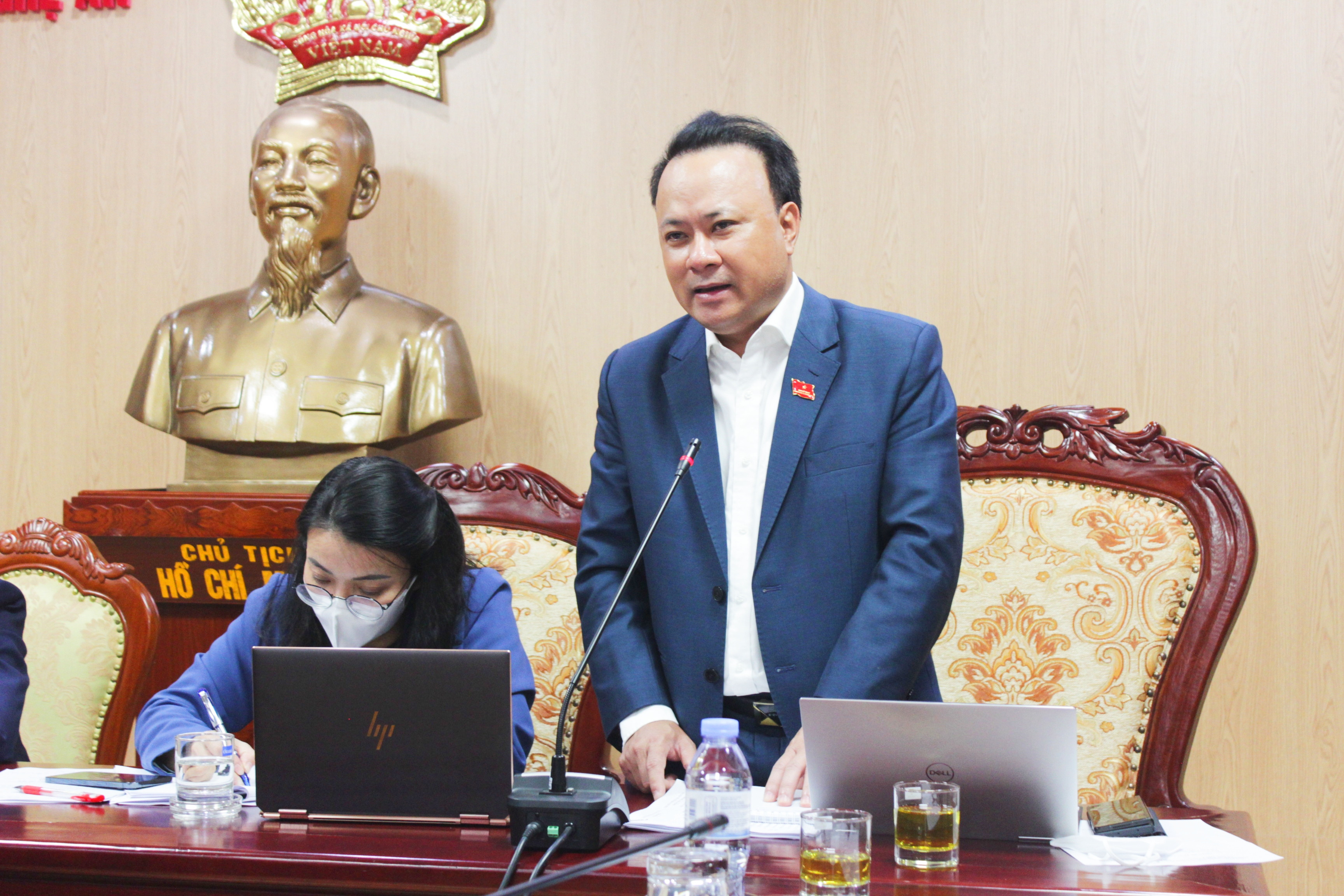 Phó Chủ tịch Thường trực H ĐND tỉnh Nguyễn Nam Đình trao đổi thêm một số 