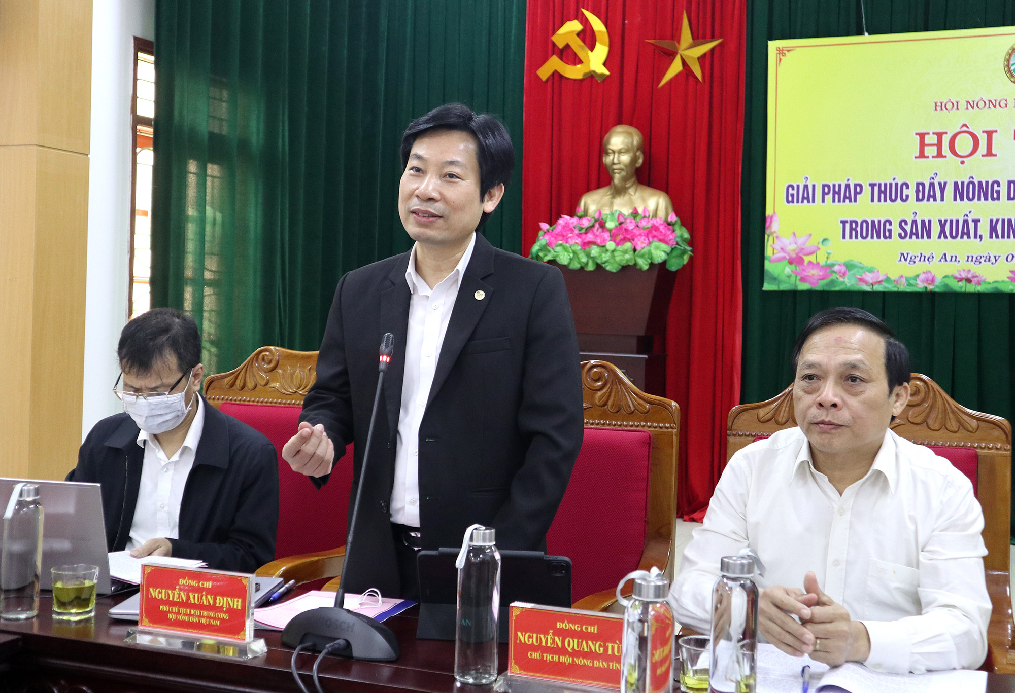 Đồng chí Phan Văn Giáp, Chủ tịch UBND huyện Tân Kỳ nêu rõ những thế mạnh đặc sản, sản phẩm truyền thống của Tân Kỳ. Ảnh: Thanh Phúc
