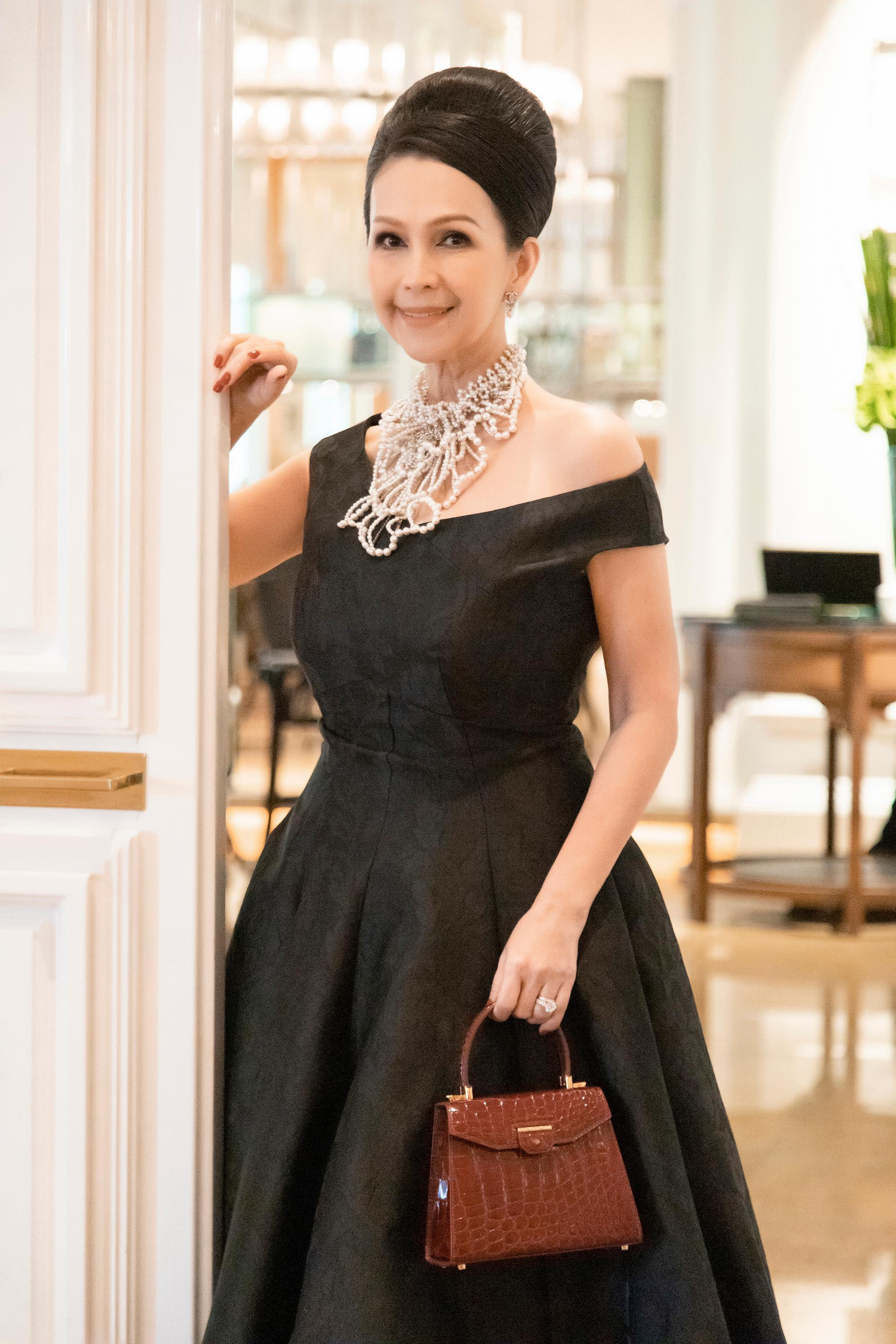 Nữ diễn viên phối cùng vòng cổ ngọc trai của Chanel, giày YSL, hoa tai Chanel, túi da cá sấu và mang nhẫn kim cương được doanh nhân Hà Tôn Đức tặng trong tiệc kỷ niệm 25 năm ngày cưới diễn ra cách đây 2 năm