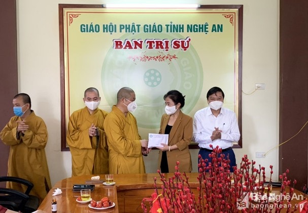 Thượng tọa Thích Thọ Lạc - Phó ban Trị sự GHPGVN tỉnh trao cho đại diện UBMTTQ tỉnh 50 triệu đồng ủng hộ chương trình 