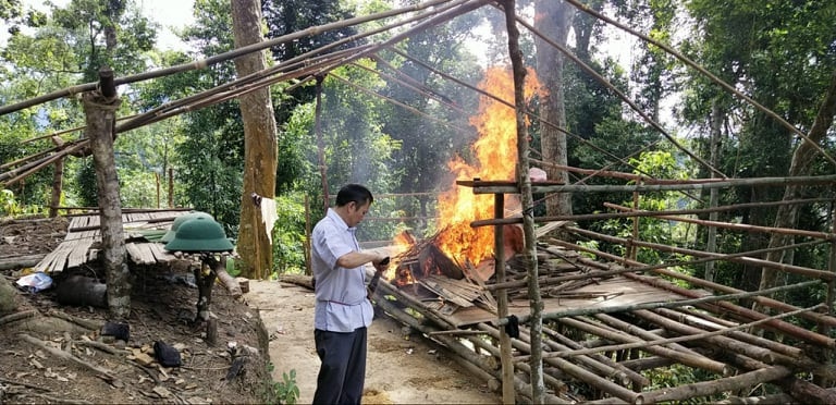 Các lực lượng huyện Tương Dương đốt lán trại của các đối tượng khai thác vàng trái phép. Ảnh: CTV