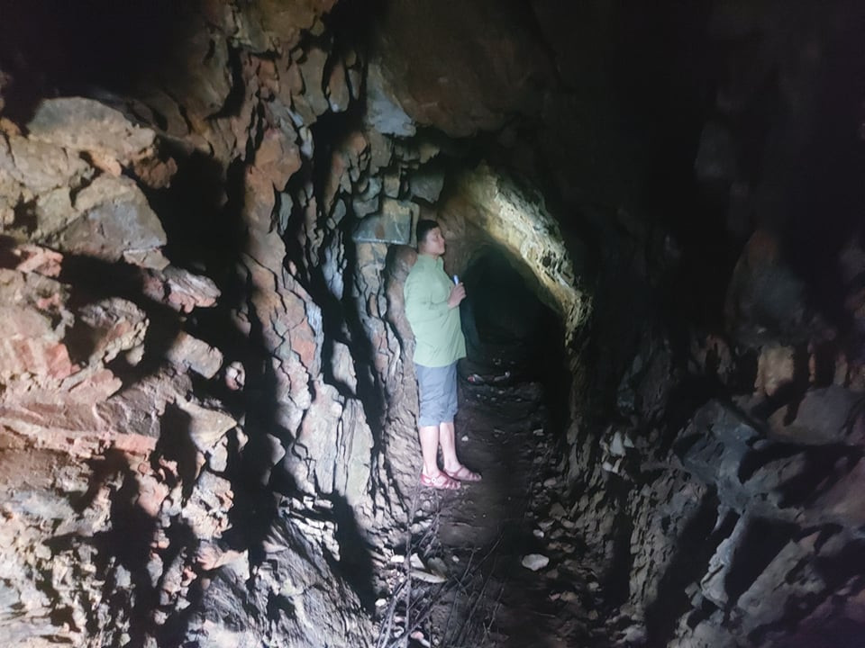 Trên núi Pu Phen xã Yên Tĩnh và xã Yên Na (Tương Dương) hiện có khoảng 27 - 28 hầm khai thác vàng trái phép. Ảnh: Nhật Lân 