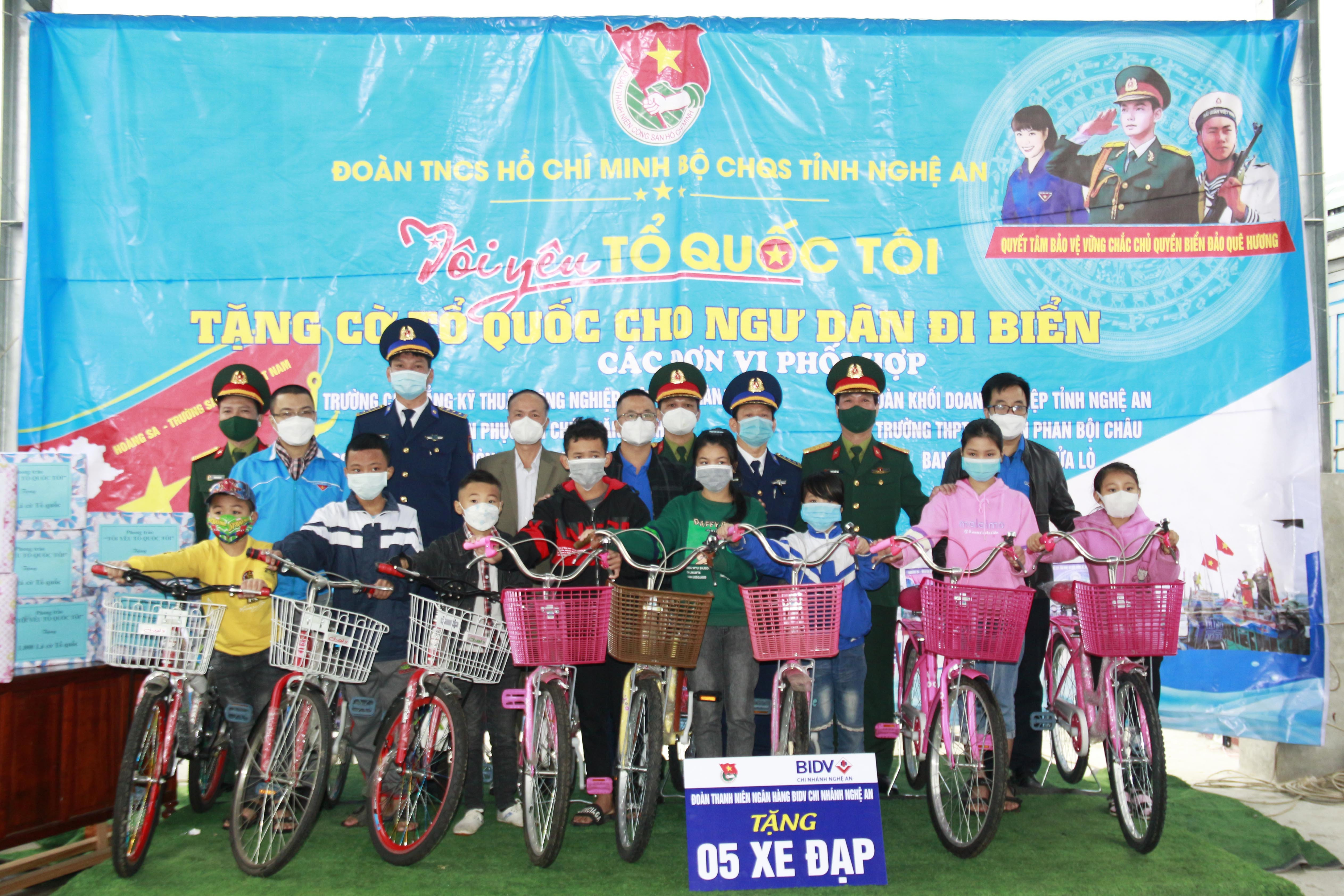  Đoàn Thanh niên Bộ CHQS tỉnh Nghệ An cùng các đơn vị kết nghĩa trao xe đạp cho các em học sinh nghèo vượt khó học giỏi