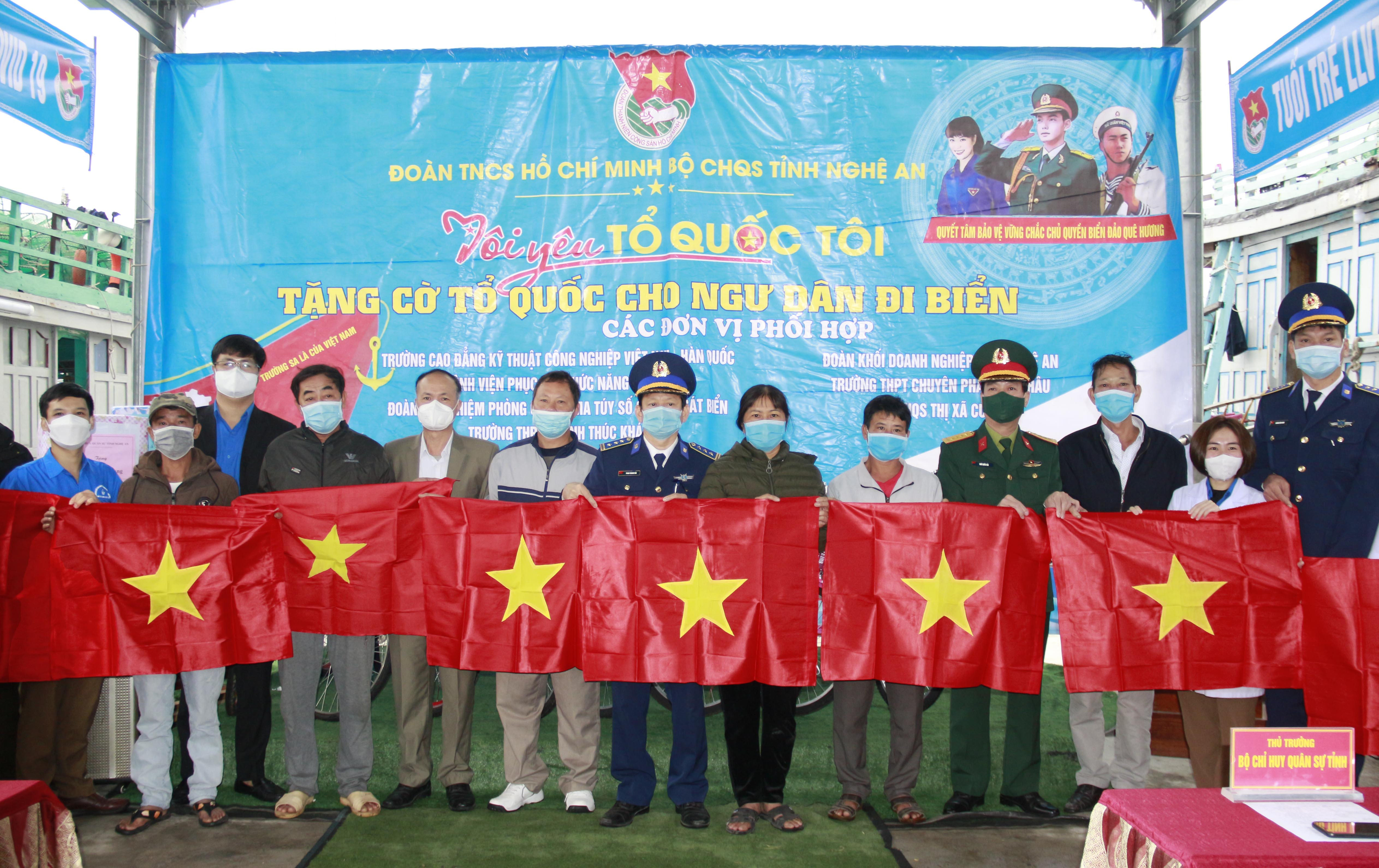 Đoàn Thanh niên Bộ CHQS tỉnh Nghệ An cùng các đơn vị kết nghĩa tặng cờ Tổ Quốc cho bà con ngư dân Cảng cá phường Nghi Tân, Thị xã Cửa Lò