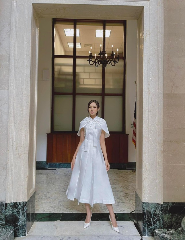 Hoa hậu Đỗ Thị Hà diện váy trắng tinh khôi trong phần thi Head to Head Challenges.