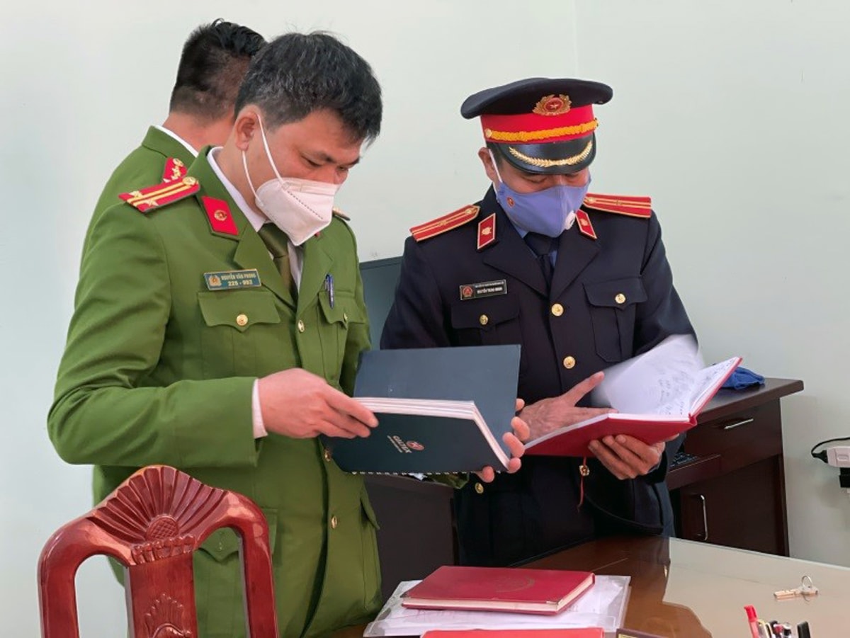 Cơ quan chức năng kiểm tra hồ sơ. Ảnh: Hồng Ngọc