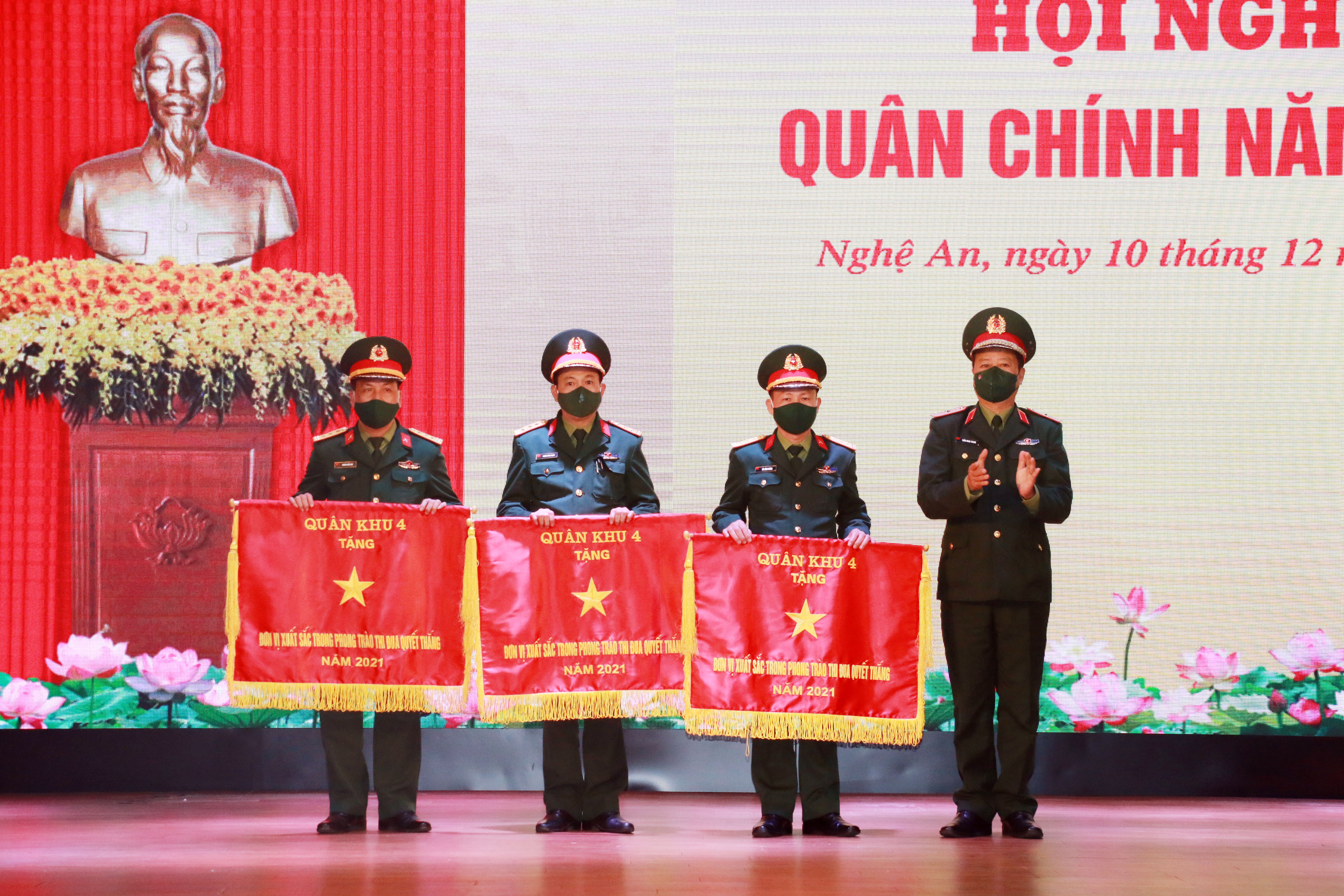 Thiếu tướng Trầm Minh Thanh trao tặng Cờ thi đua của Quân khu 4 cho 3 tập thể đạt thành tích xuất sắc trong phong trào thi đua quyết thắng. Ảnh: MH