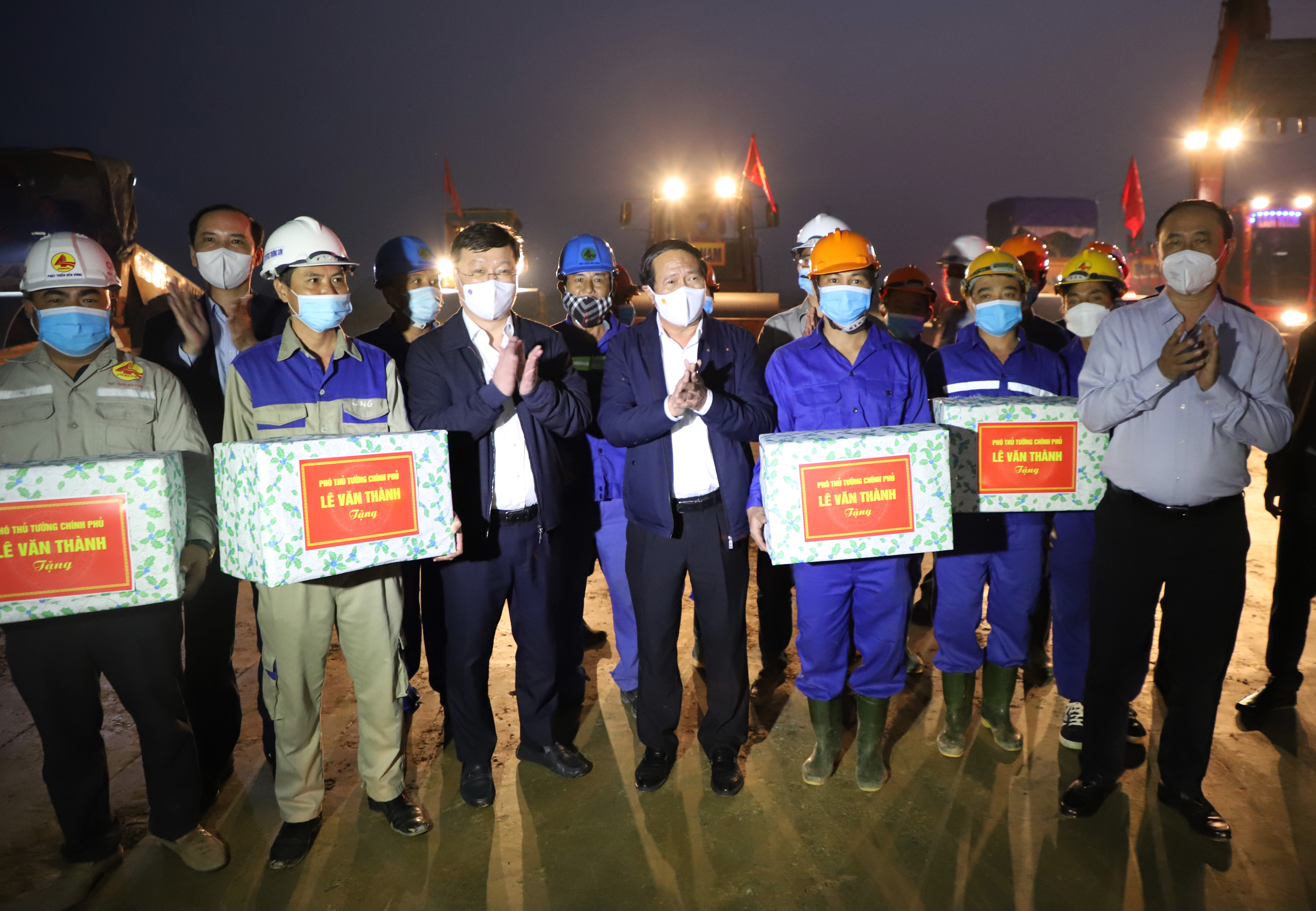 Phó Thủ tướng Chính phủ Lê Văn Thành tặng quà động viên các nhà thầu thi công. Ảnh: Phạm Bằng