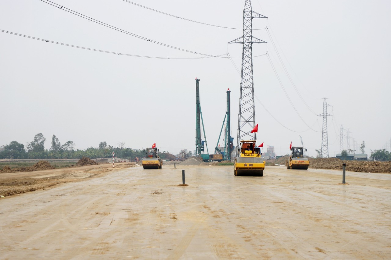 Các nhà thầu đang thi công nền đường đoạn dự án đoạn Nghi Sơn - Diễn Châu. Ảnh: Phạm Bằng