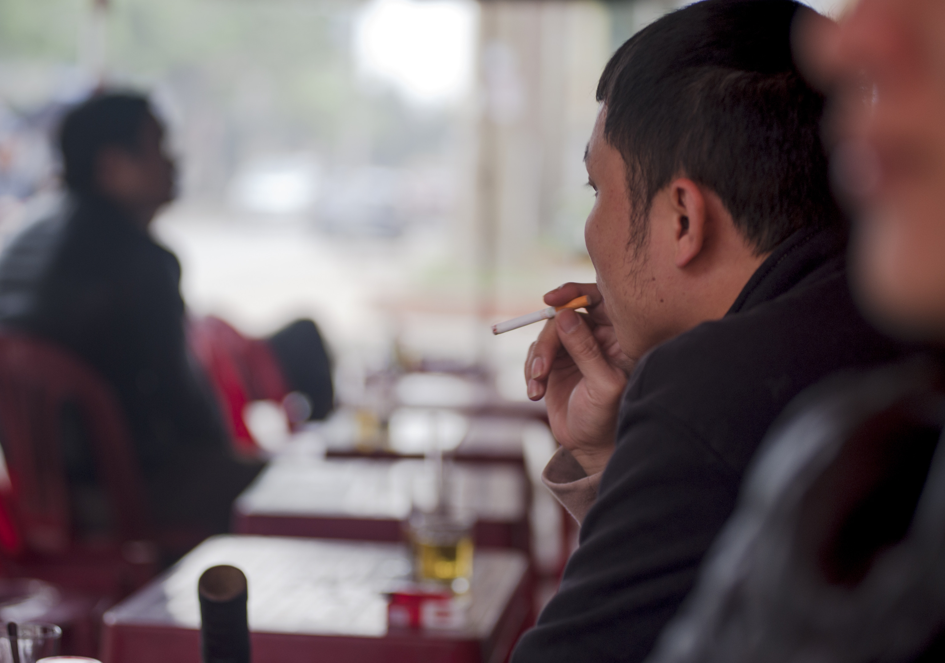 Nhiều người đã phải chịu cảnh hút thuốc lá thụ động khi ở quán cafe, các điểm sinh hoạt đông cộng. Ảnh Minh họa