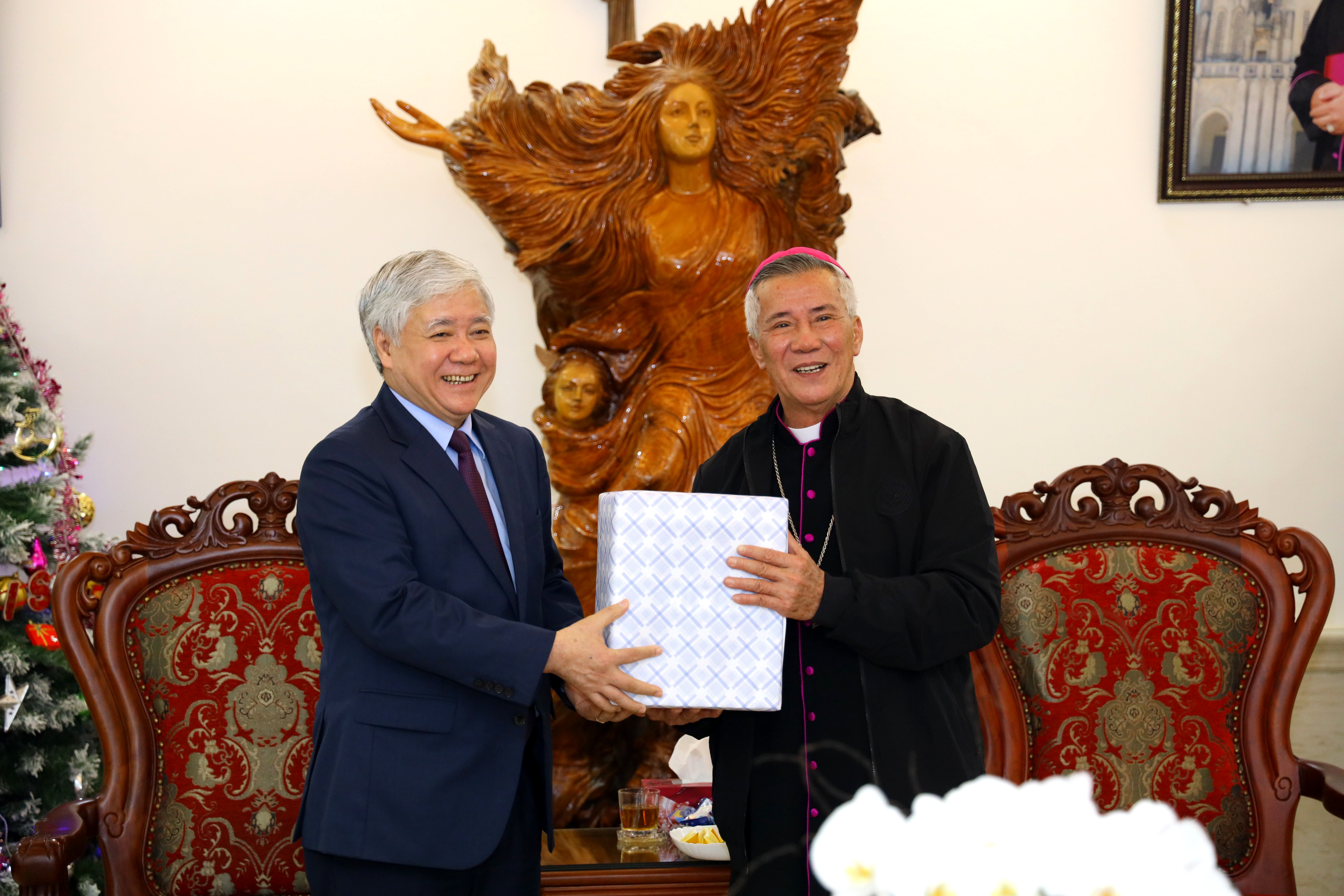 Giám mục Giáo phận Vinh Anphong Nguyễn Hữu Phong tặng quà đồng chí Đỗ Văn Chiến. Ảnh Nguyên Sơn