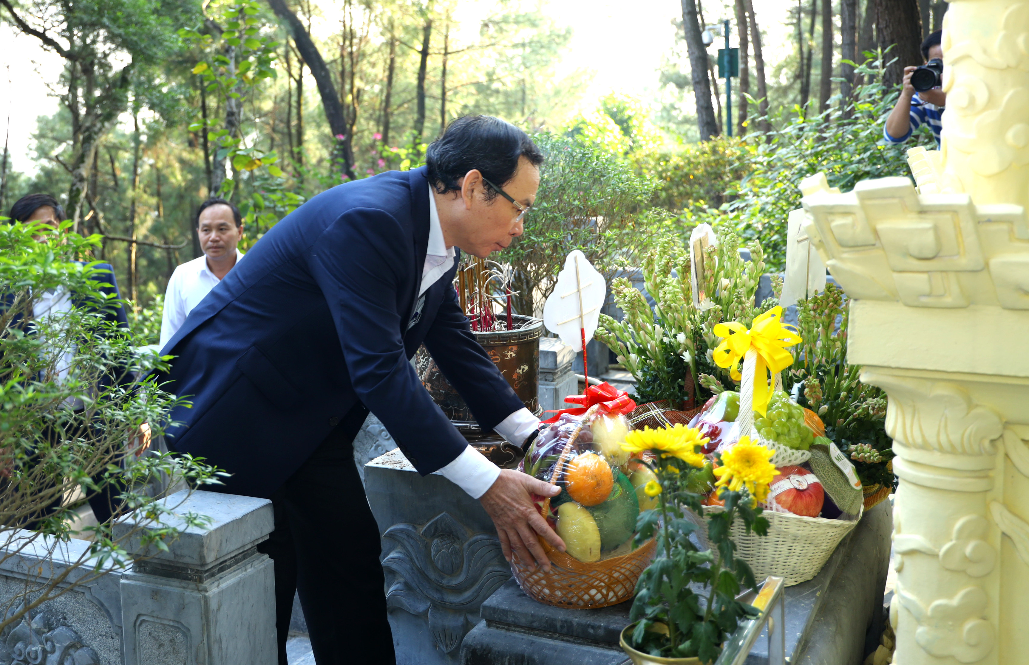 Đồng chí Nguyễn Văn Nên dâng lễ tại mộ em trai của Bác Hồ - Nguyễn Sinh Xin. Ảnh Nguyên Nguyên 