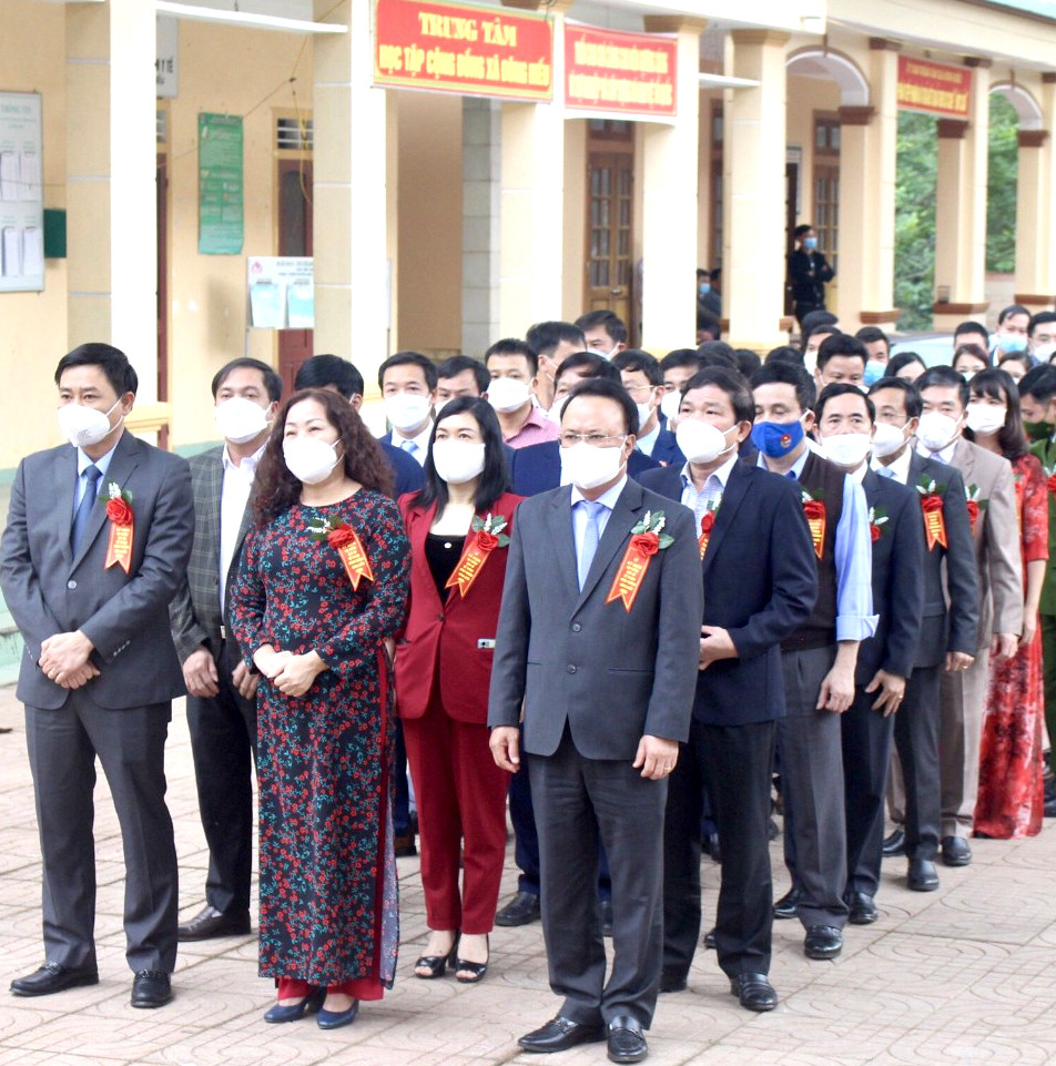 Các đại biểu tưởng niệm Chủ tịch Hồ Chí Minh, Bia ghi danh 10 liệt sỹ hy sinh tại khuôn viên trụ sở xã Đông Hiếu. Ảnh Danh Thủy