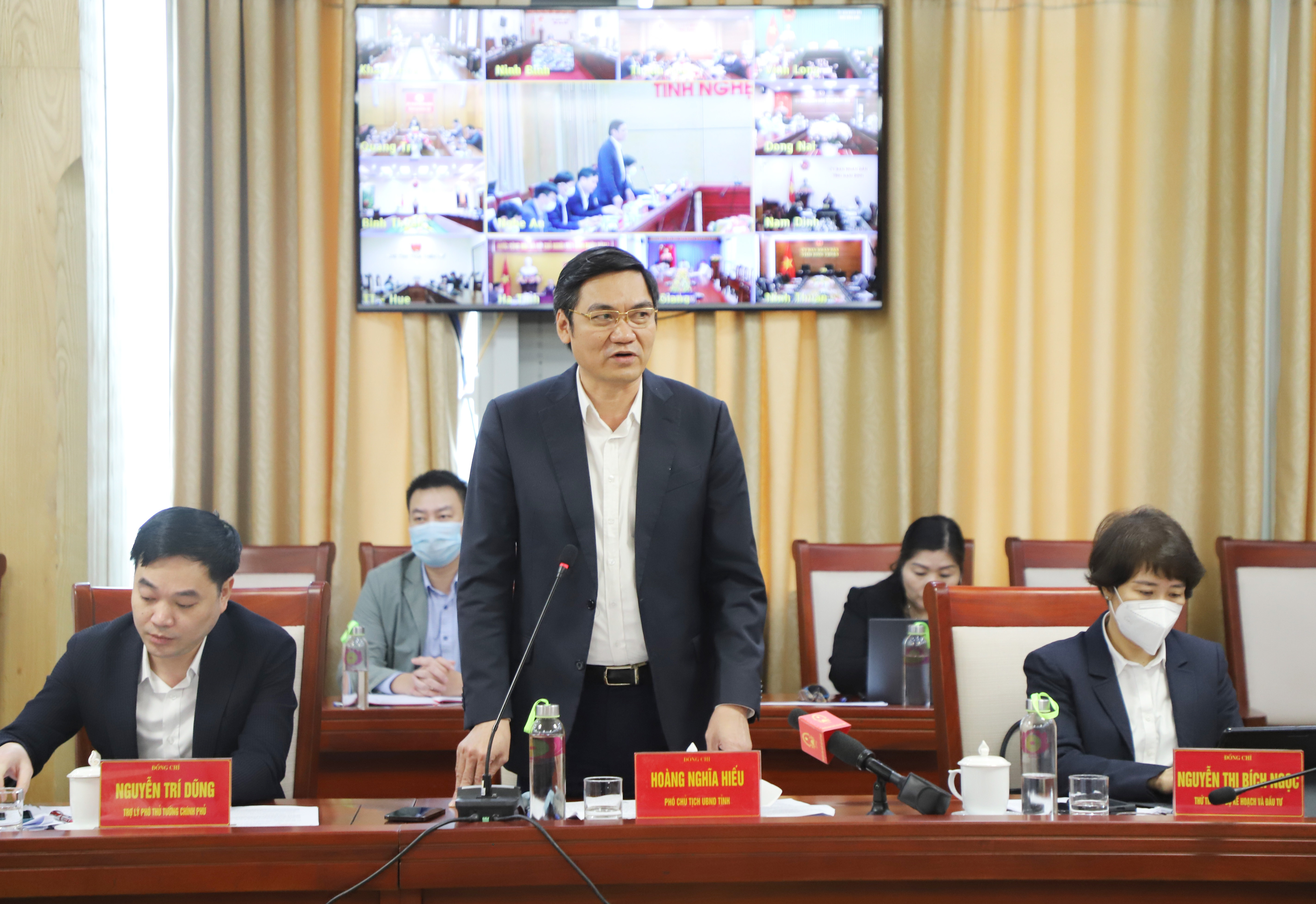 Đồng chí Hoàng Nghĩa Hiếu - Phó Chủ tịch UBND tỉnh phát biểu tại Hội nghị. Ảnh: Phạm Bằng