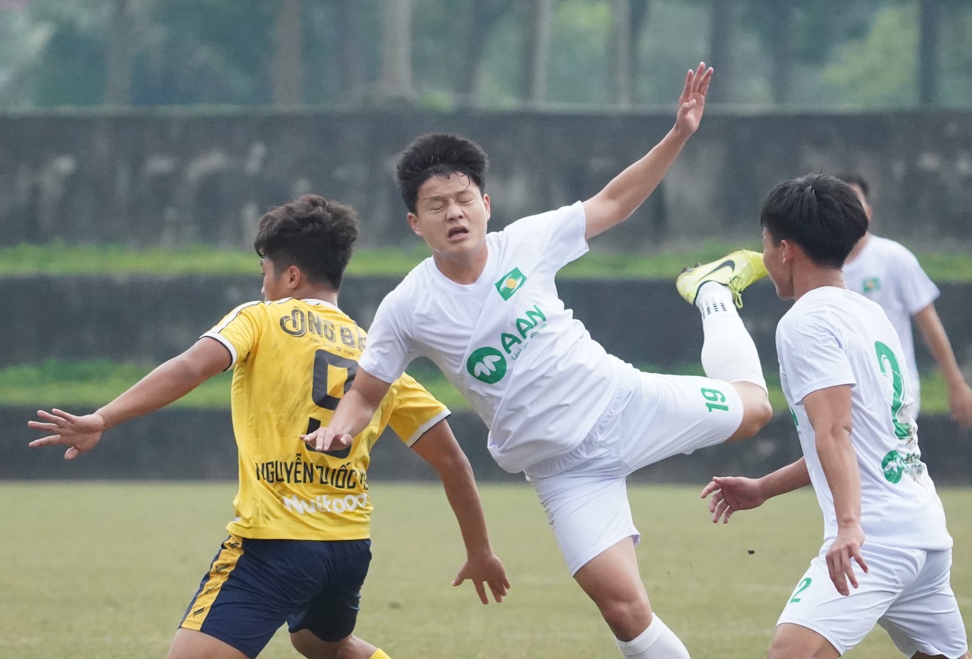 Hai đội thi đấu quyết liết, hấp dẫn tạo hứng khởi cho các cổ động viên theo dõi trận đấu. Ảnh: PV