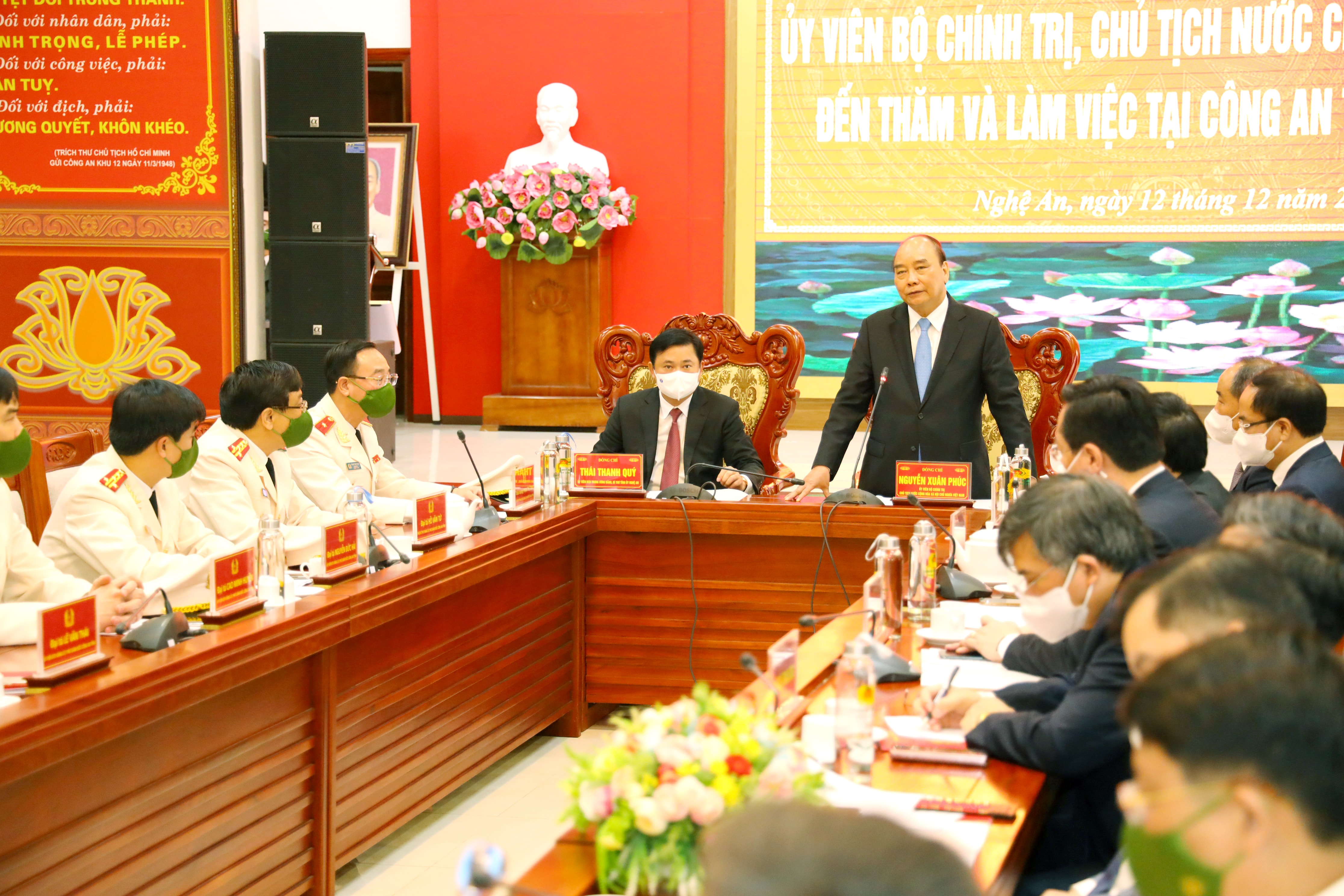 Chủ tịch nước Nguyễn Xuân Phúc làm việc với Công an Nghệ An. Ảnh Nguyên Sơn