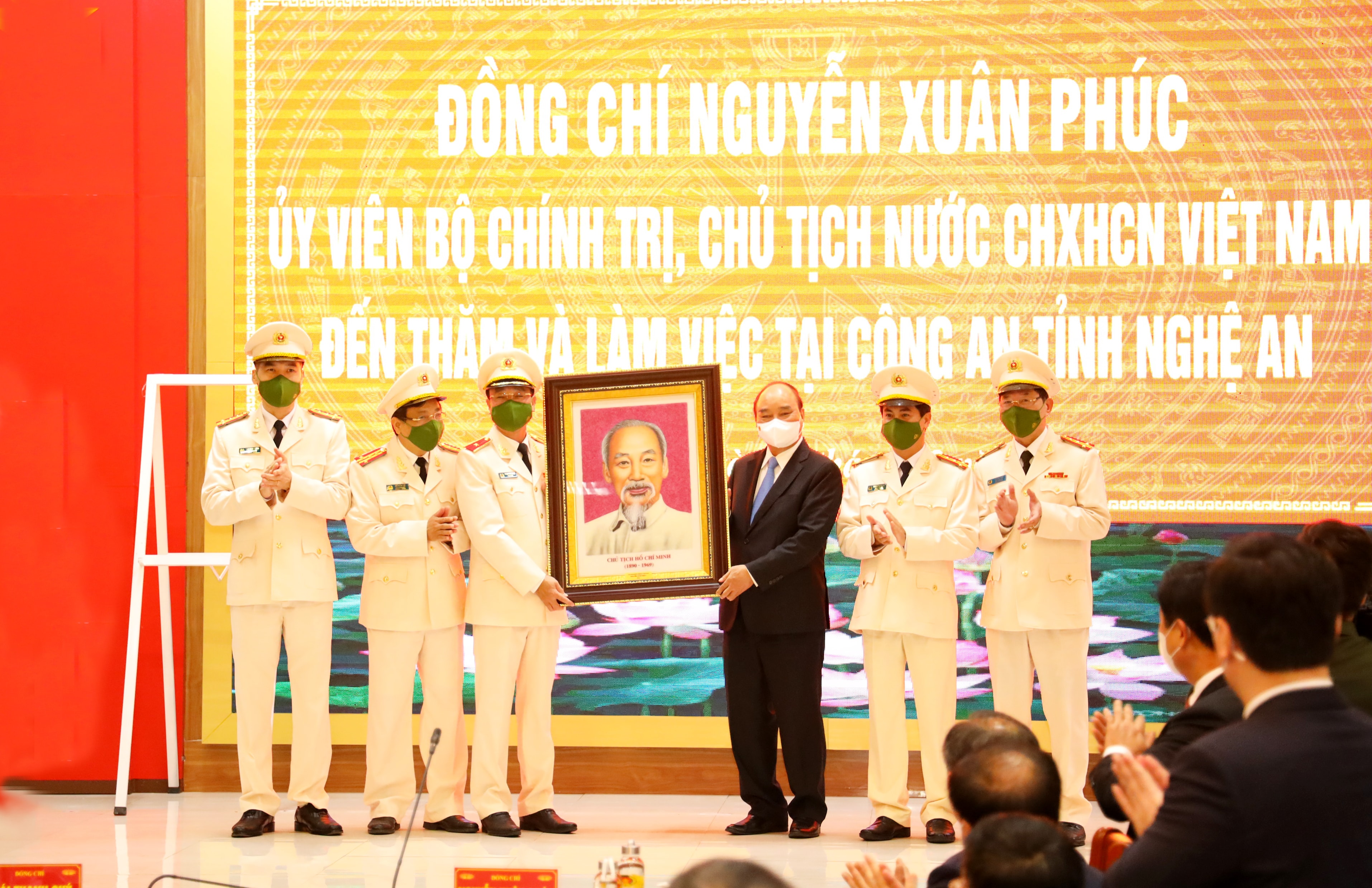 Chủ tịch nước Nguyễn Xuân Phúc làm việc với Công an Nghệ An. Ảnh Nguyên Sơn
