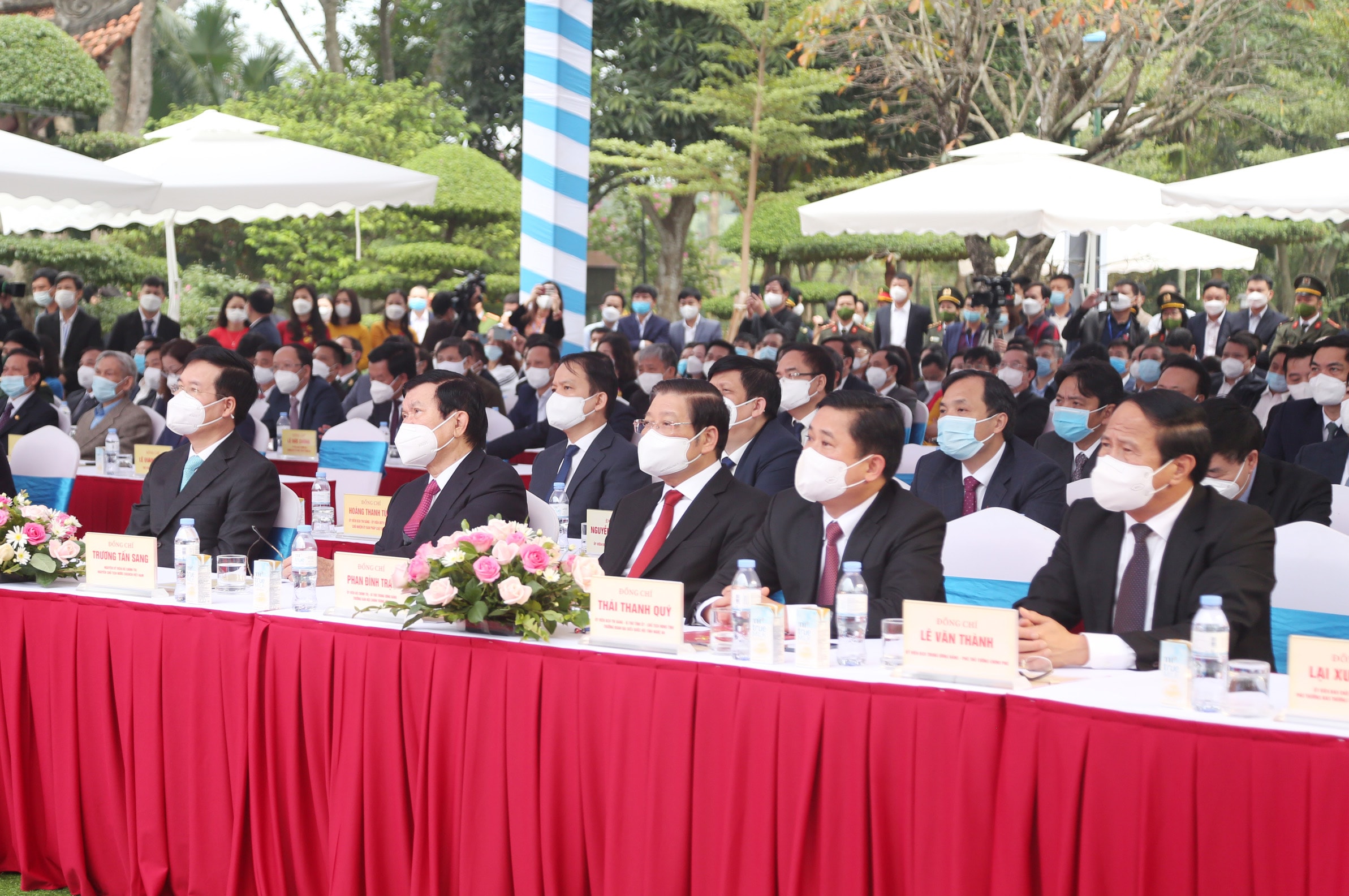 Các đồng chí lãnh đạo ban, bộ, ngành, nguyên lãnh đạo tỉnh Nghệ An tham dự Lễ kỷ niệm. Ảnh: Đào Tuấn