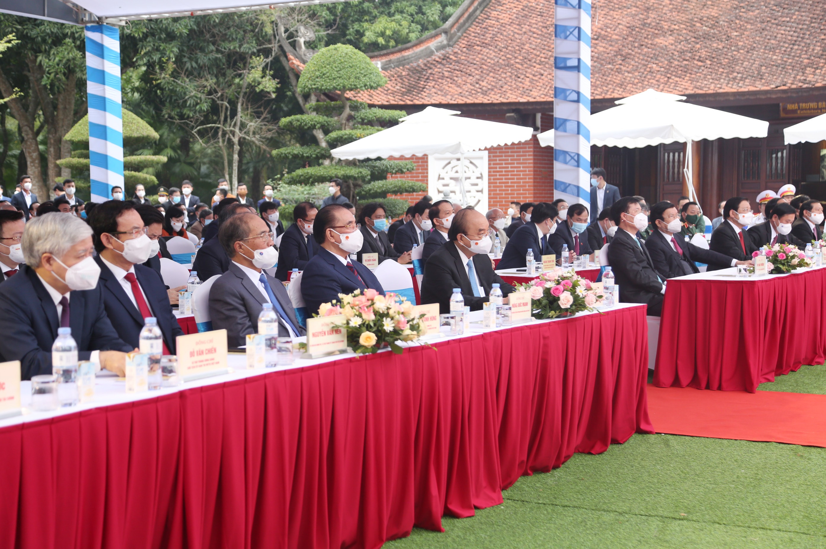 Các đồng chí lãnh đạo, nguyên lãnh đạo Đảng, Nhà nước; lãnh đạo các ban, bộ, ngành Trung ương tham dự lễ. Ảnh: Phạm Bằng