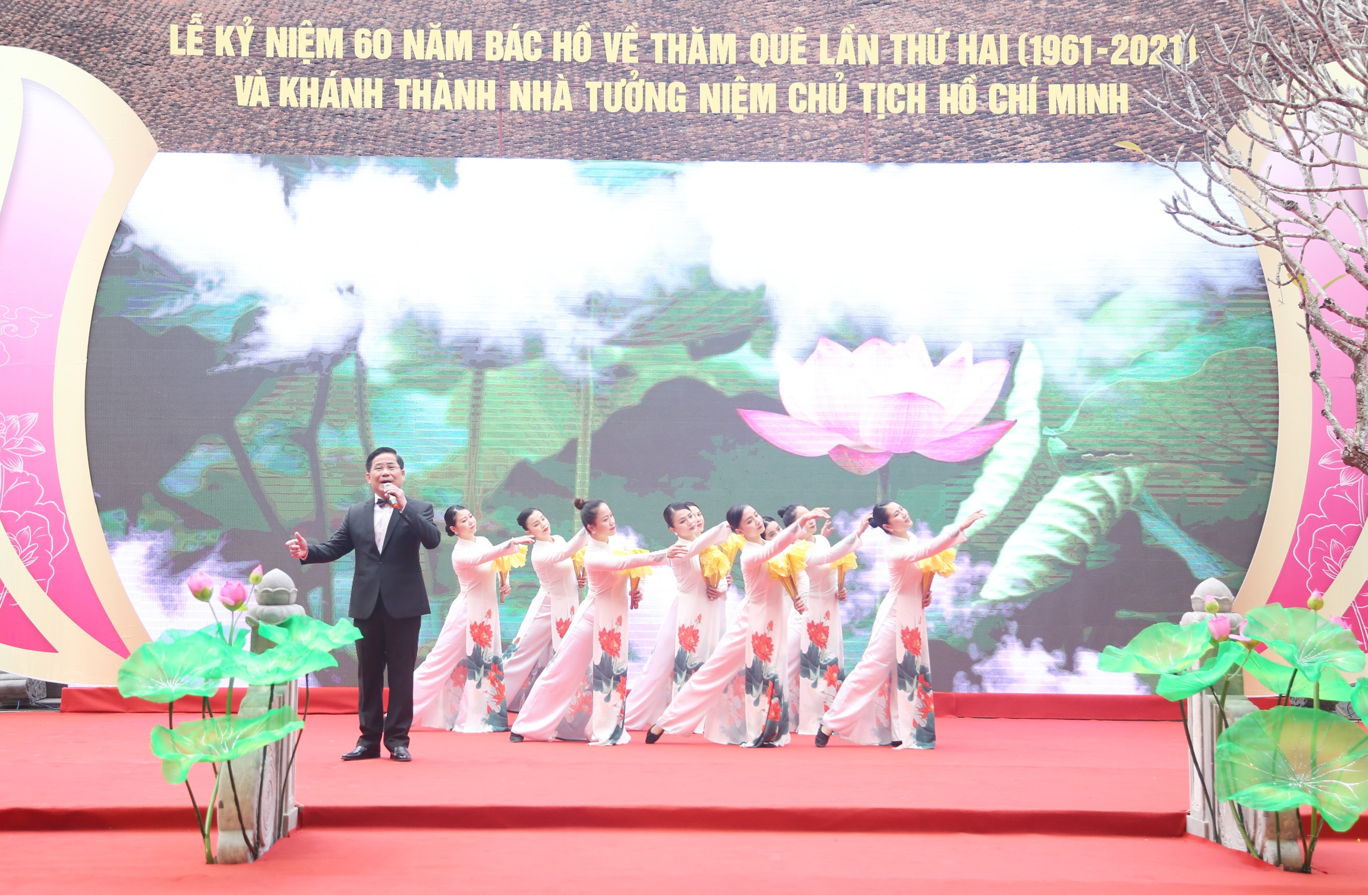 Chương trình văn nghệ chào mừng lễ kỷ niệm. Ảnh: Đào Tuấn