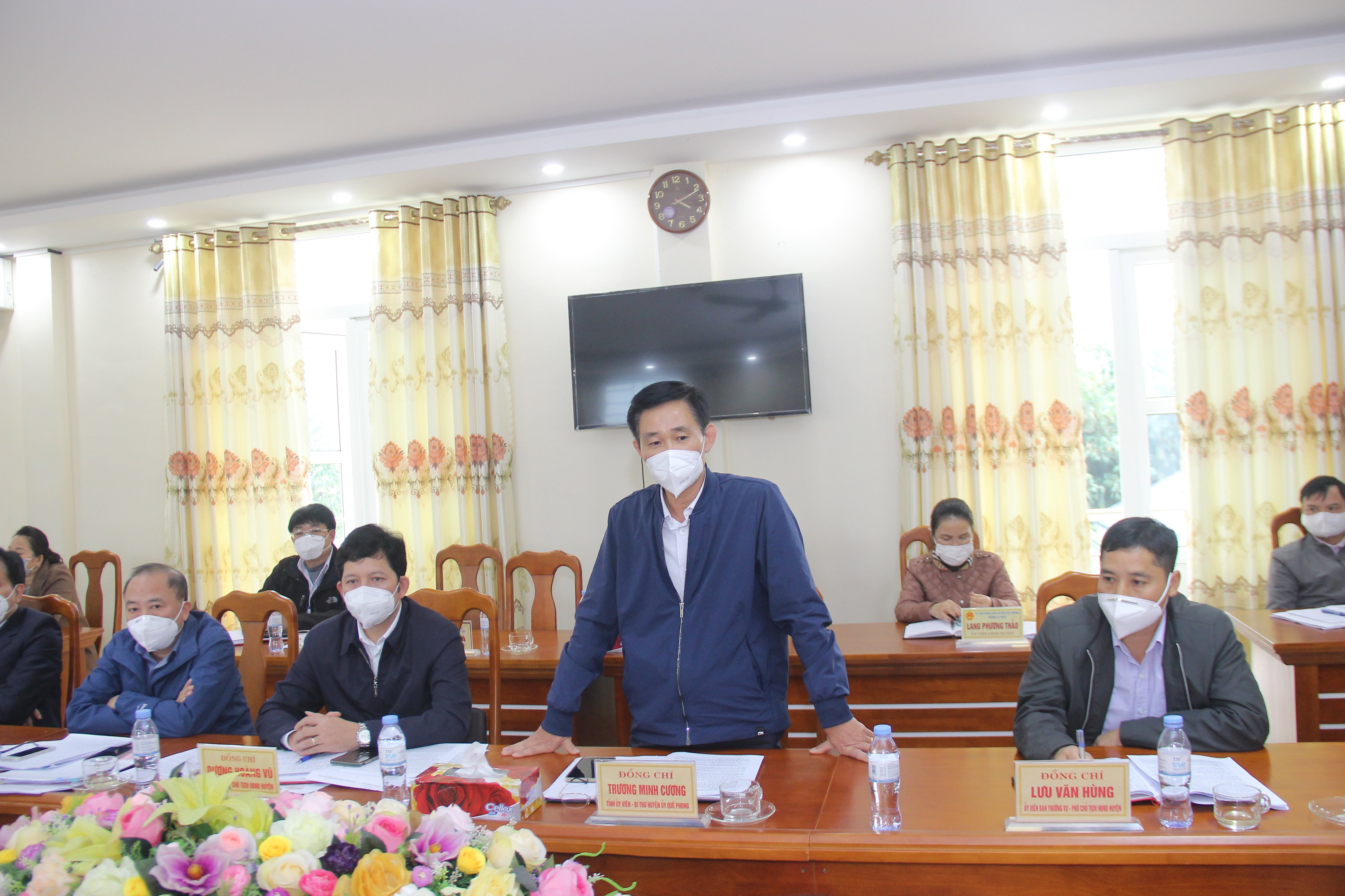 Đồng chí Trương Minh Cương - Bí thư Huyện ủy Quế Phong nêu quan điểm tại cuộc giám sát. Ảnh: Mai Hoa